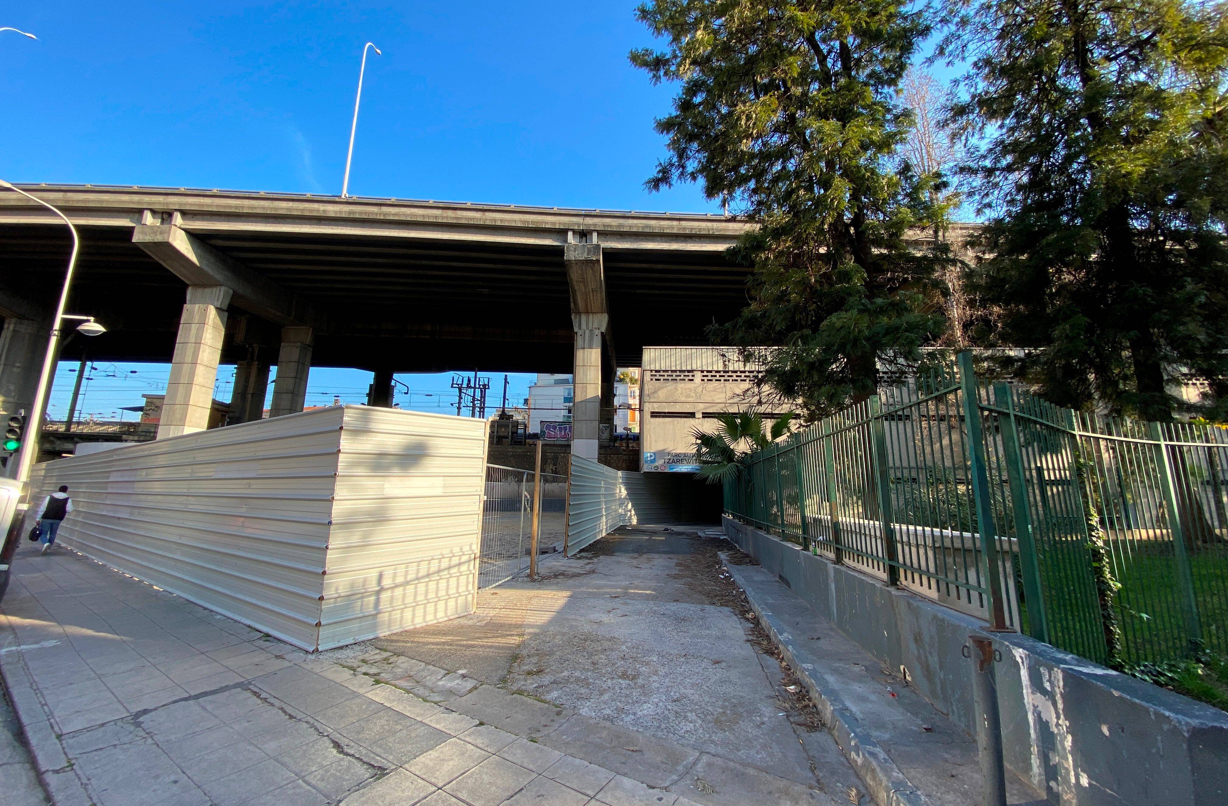 "Où est-ce qu'on va se garer?": après la destruction de la station-service, que va devenir le parc autos construit sous la voie rapide de Nice?
