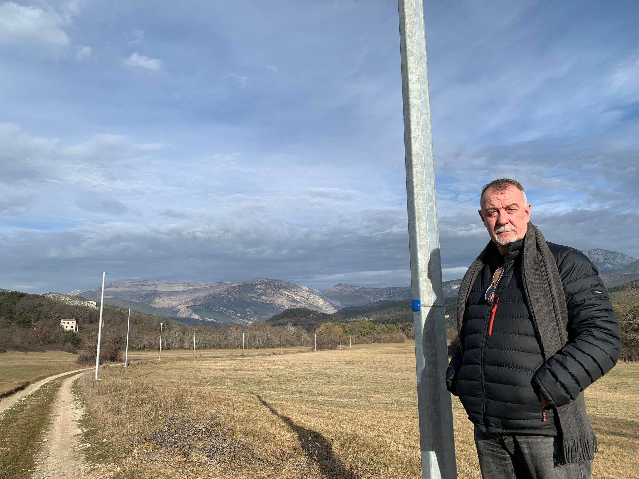 Bonne nouvelle, les 52 poteaux électriques plantés en 48 heures dans cette commune varoise vont "bientôt" être retirés