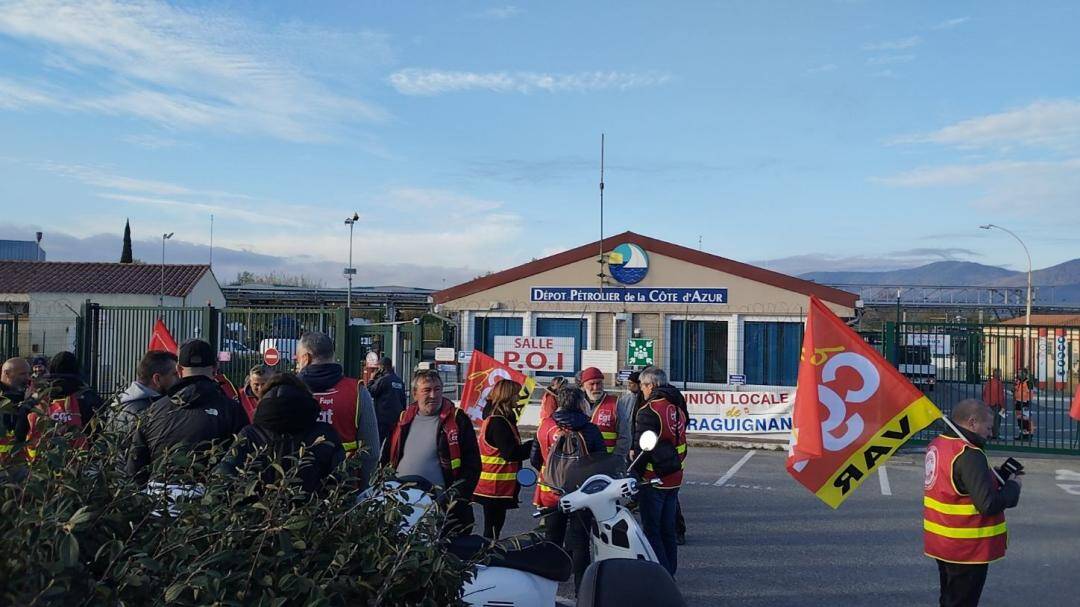 Mobilisation contre la réforme des retraites: opération de blocage en cours dans un dépôt de carburant du Var