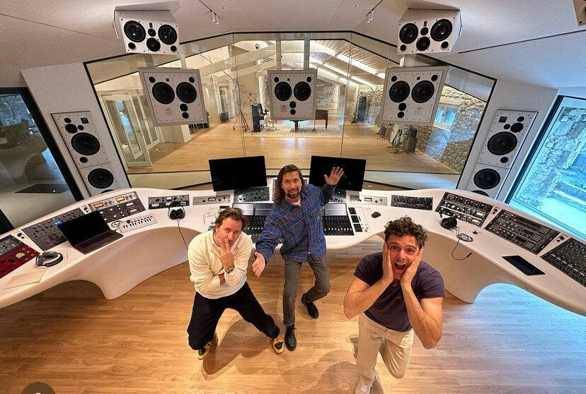 Qui sont les premiers artistes internationaux à enregister au Miraval Studios dans le Var?