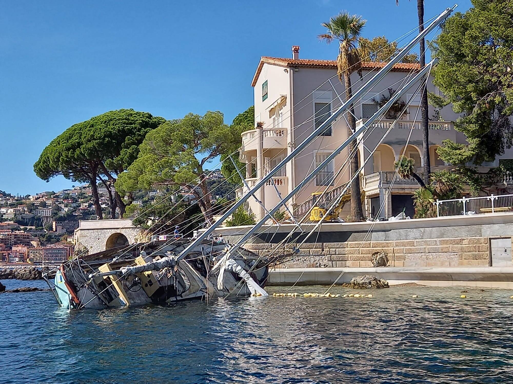 L'enlèvement de l'épave du "voilier fantôme" a débuté ce mercredi à Villefranche-sur-Mer