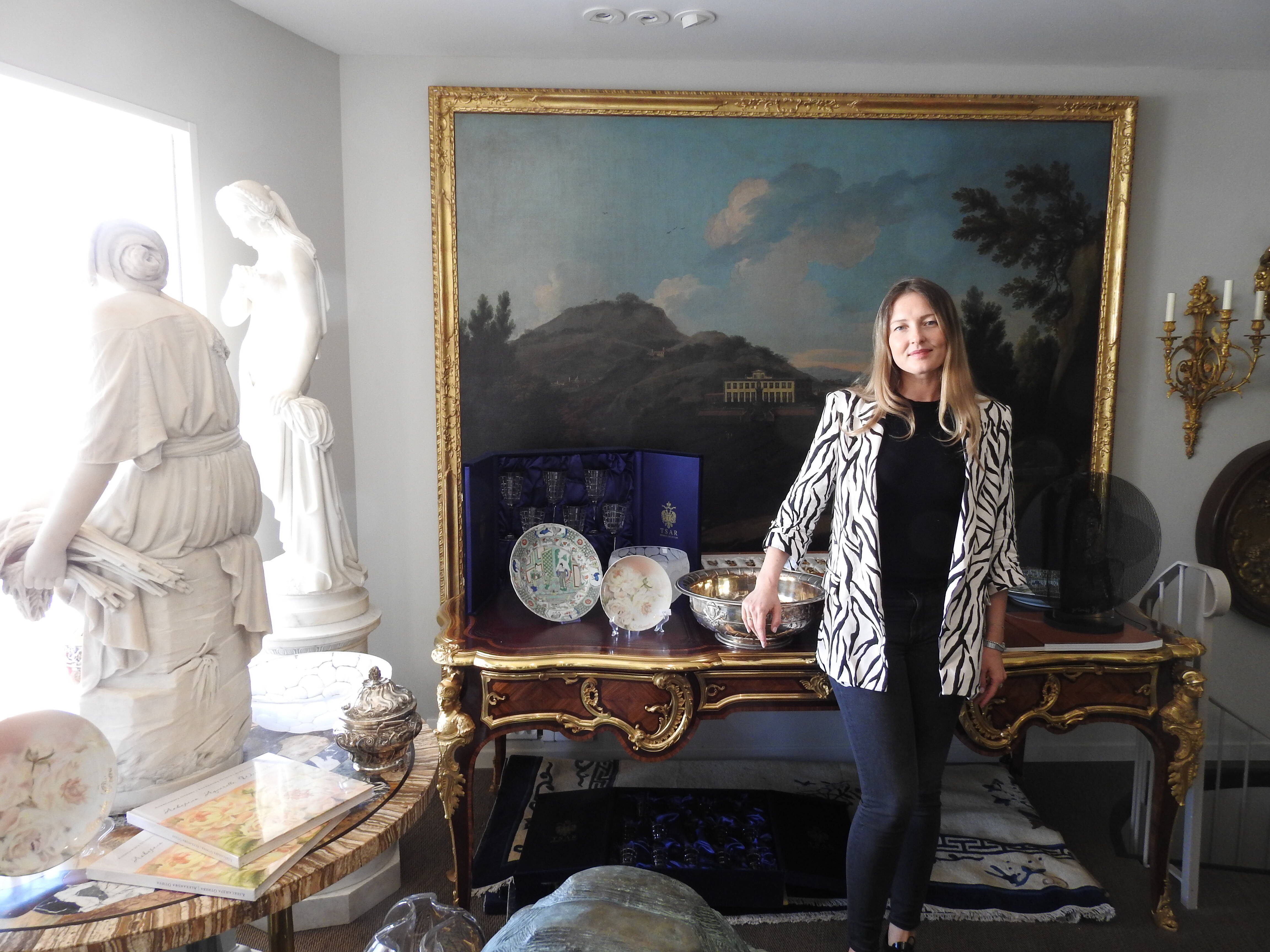 Un bureau à 165.000 euros, une statue à 210.000: cette antiquaire de la Côte d'Azur propose des pièces d'exception