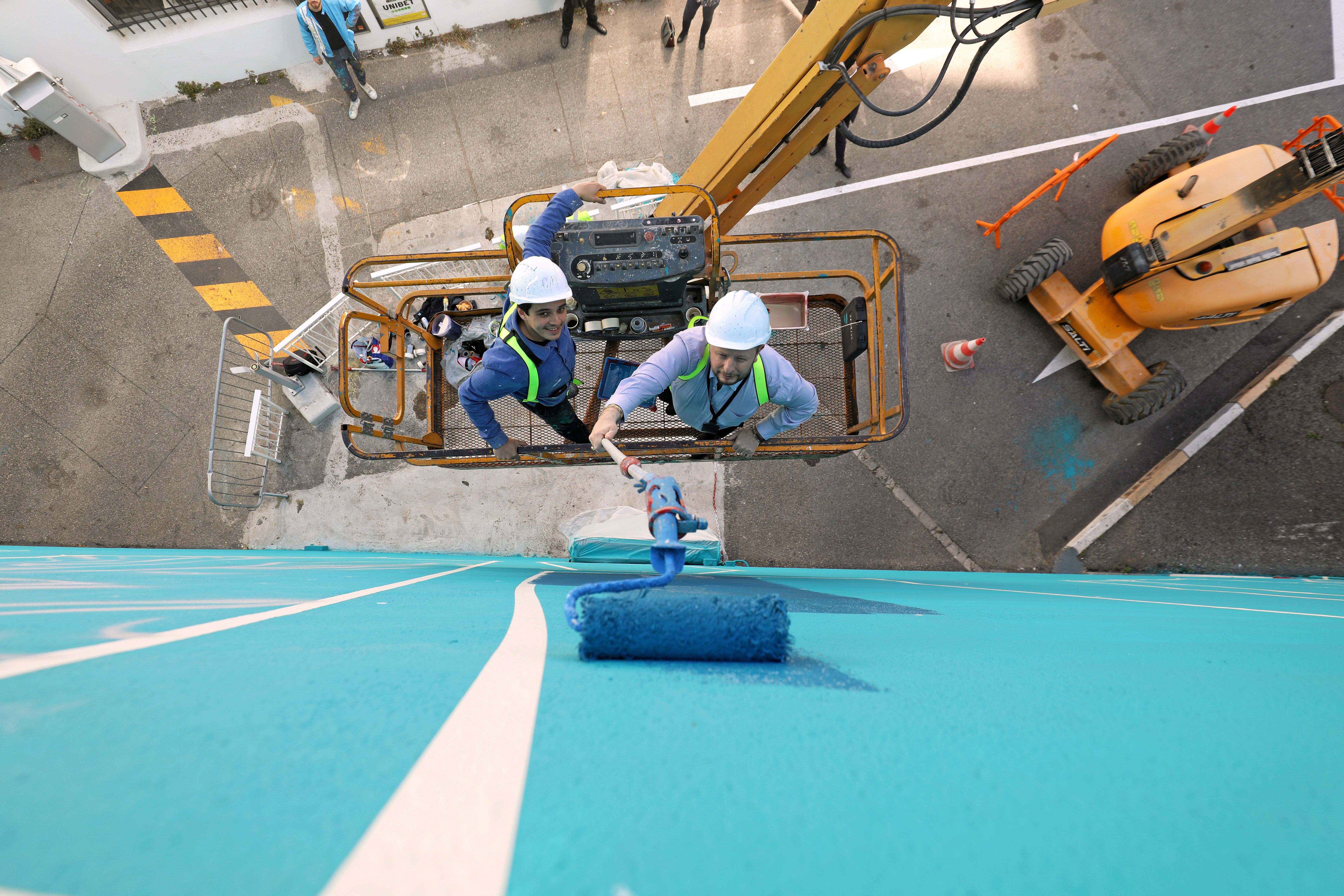 Un street-artiste aide les employés d'un parking de Nice à le redécorer, on vous explique les dessous de cette oeuvre étonnante