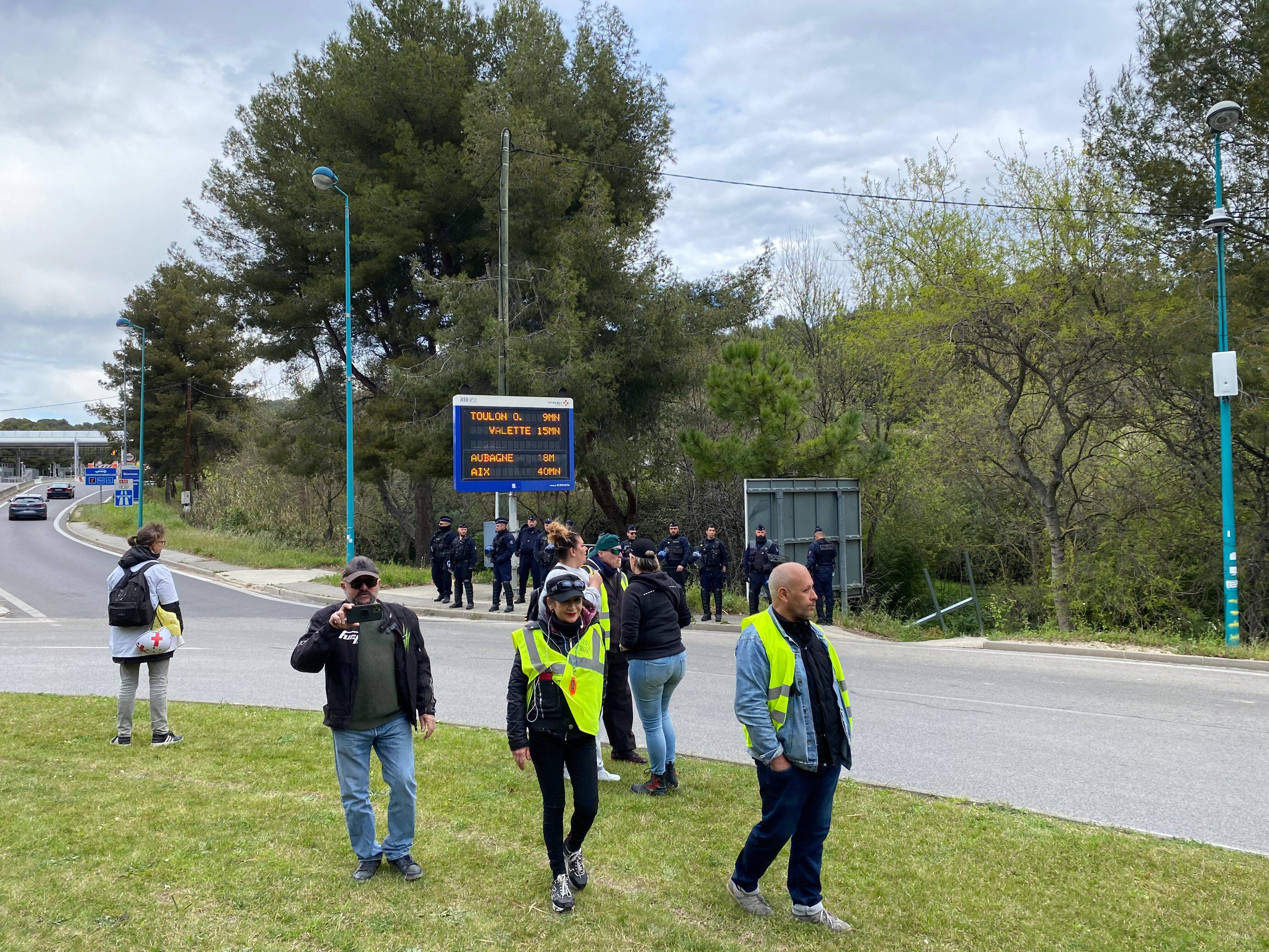 "Gilets jaunes": opération "péage gratuit" à Bandol, les militants délogés par les forces de l'ordre