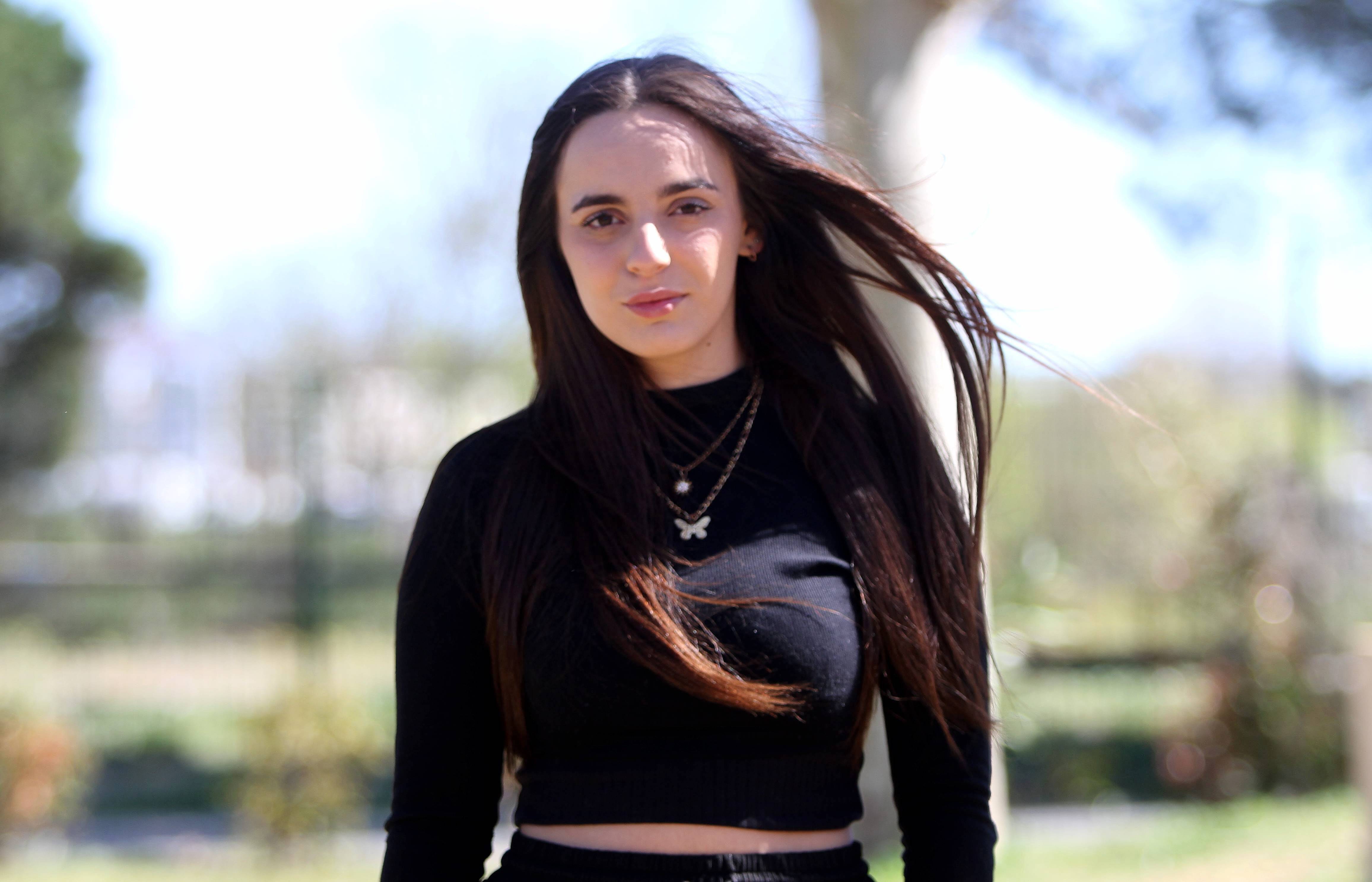 "Je ne veux pas passer pour une victime": atteinte du syndrome de La Tourette, la varoise Esmé donne le ton à The Voice