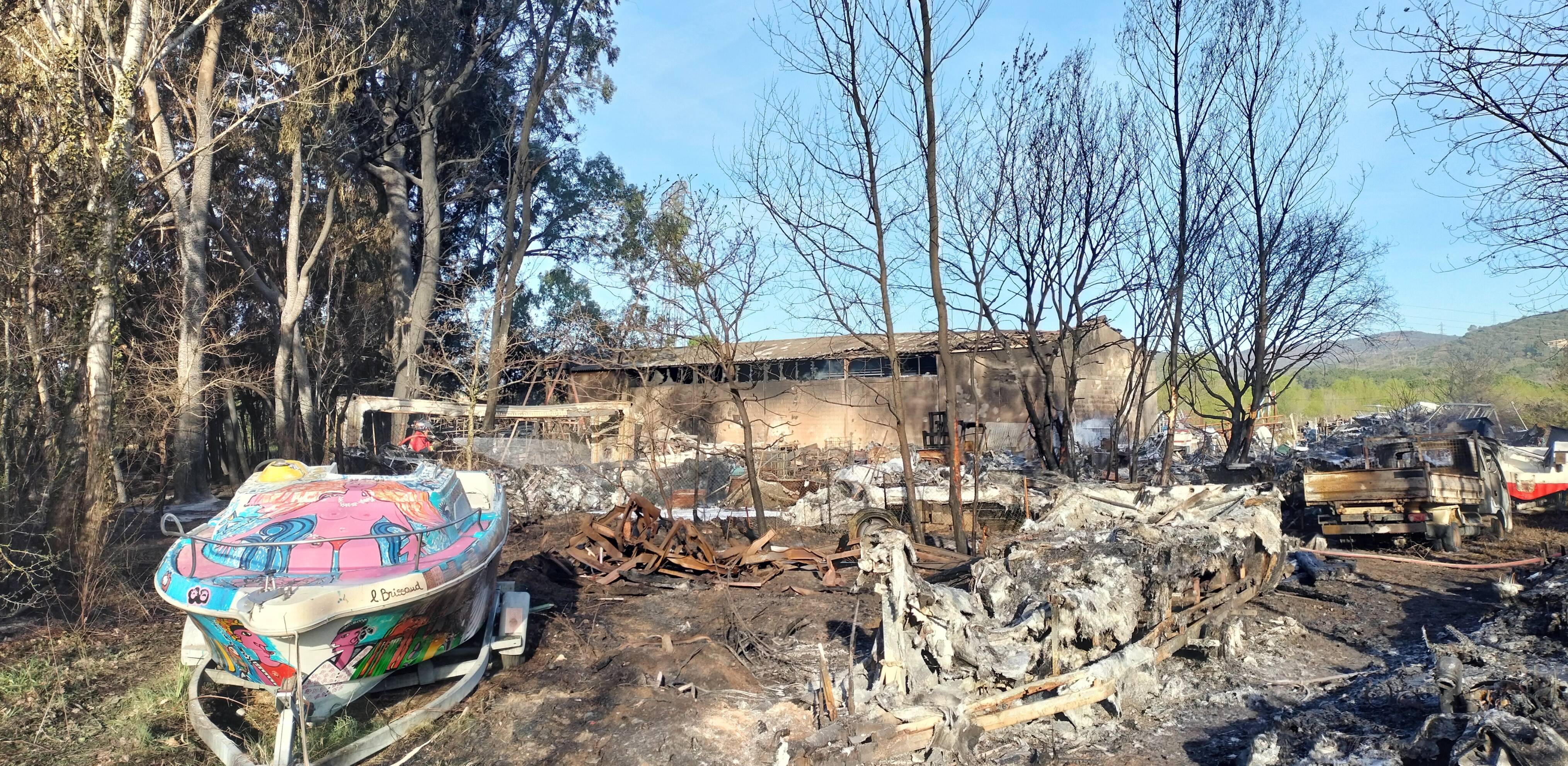 Un blessé, un hectare de végétation en fumée, 60 pompiers... Ce que l'on sait sur l'incendie d'un entrepôt à Grimaud