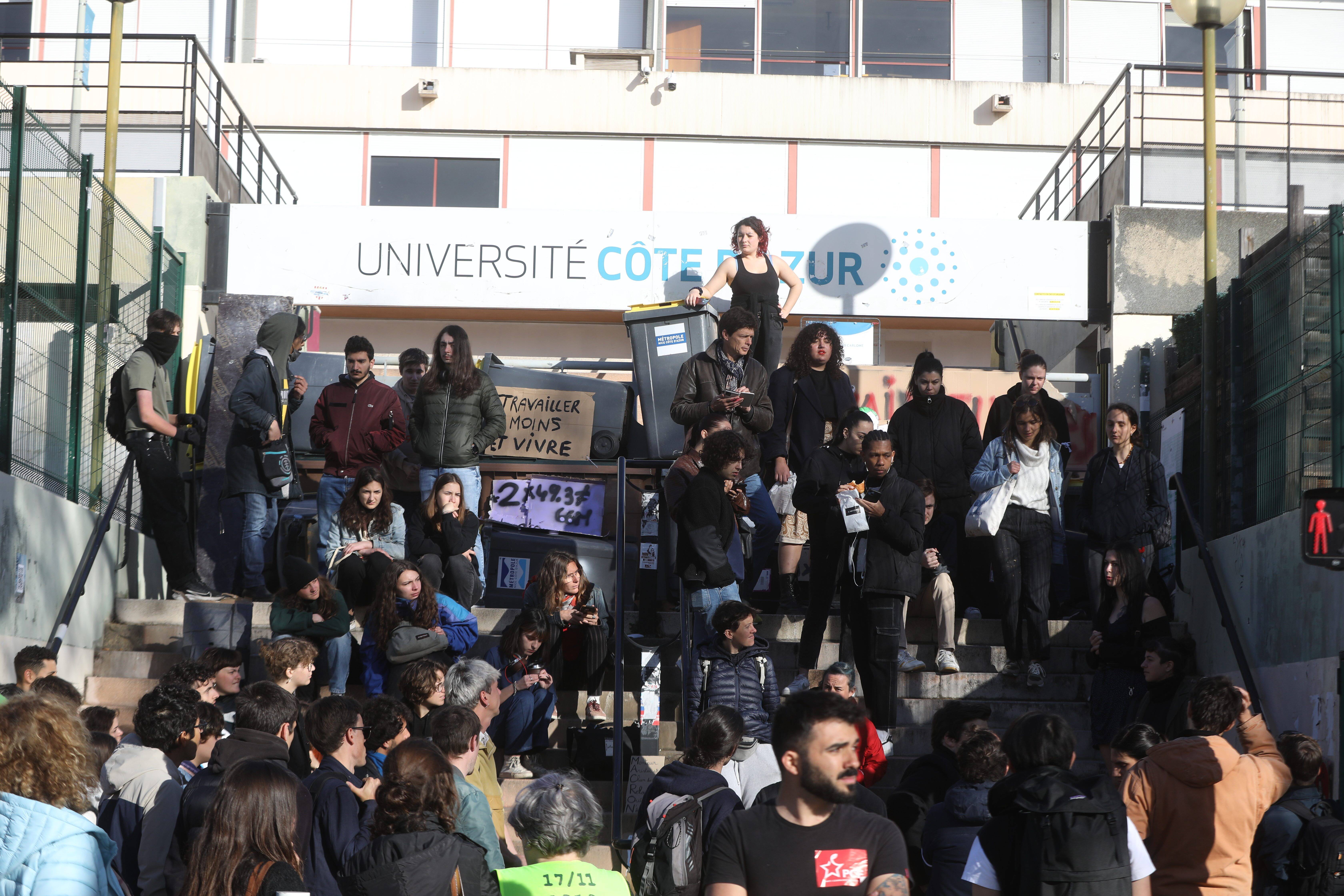 Plutôt timide depuis le début du mouvement social contre la réforme des retraites, la mobilisation des étudiants a pris de l'ampleur ce mardi. Pourquoi maintenant ? Décryptage