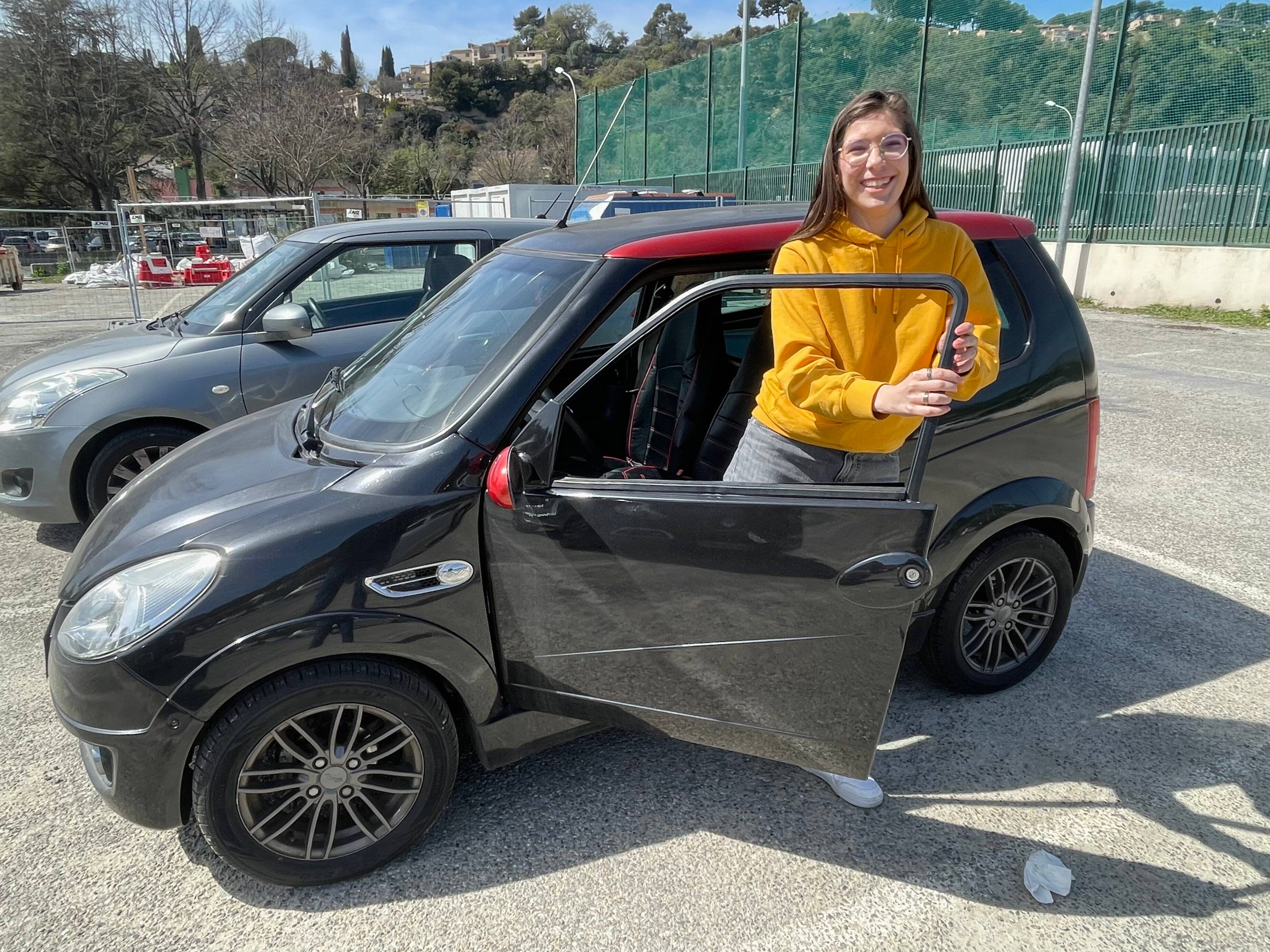 "Ils klaxonnent, mais on n'ira pas plus vite..." Ces lycéennes expliquent pourquoi elles ont craqué pour une voiturette