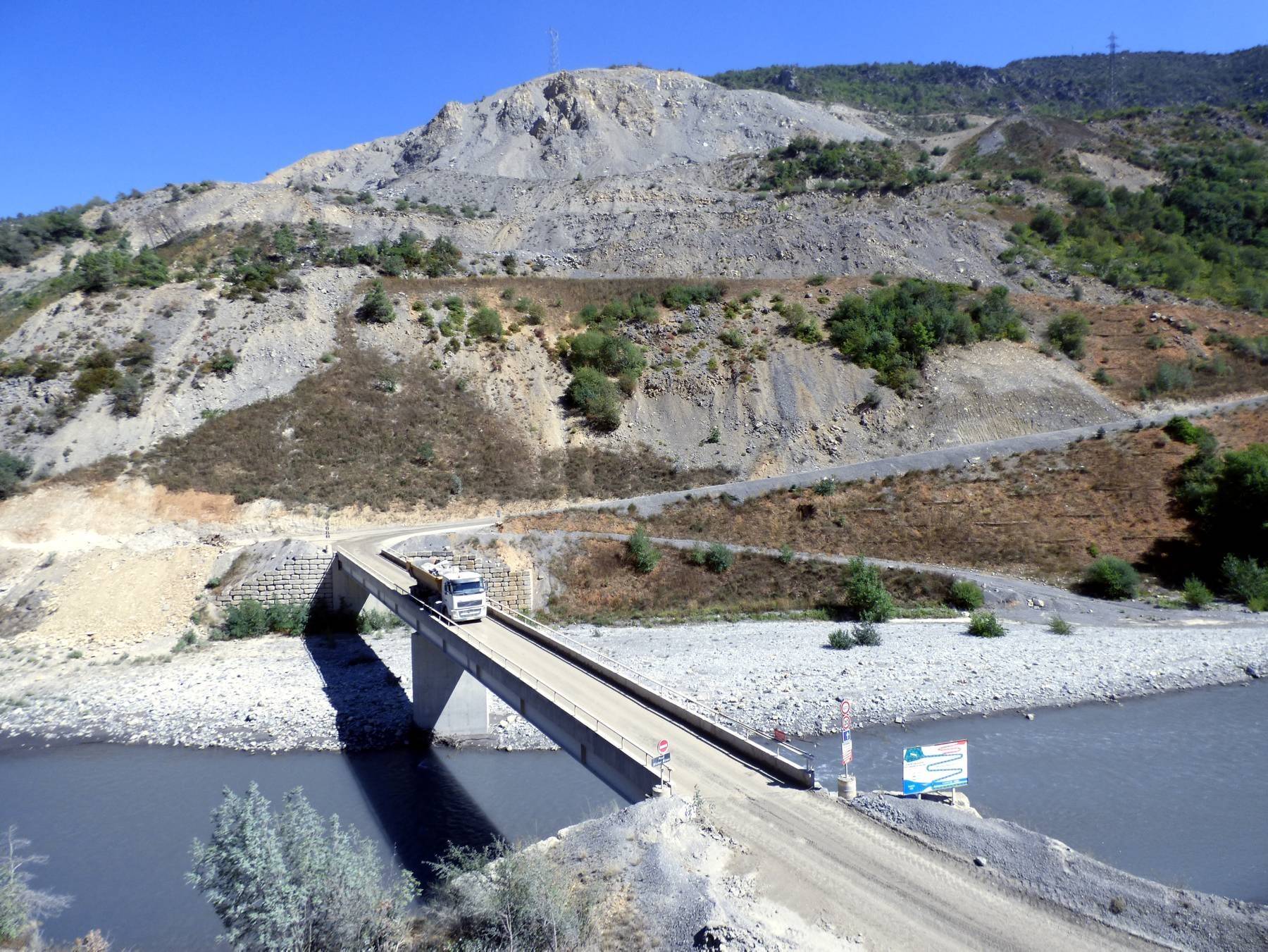 L'Etat exige des travaux de sécurisation, la carrière à ciel ouvert de Massoins s'invite devant la plus haute juridiction administrative du pays