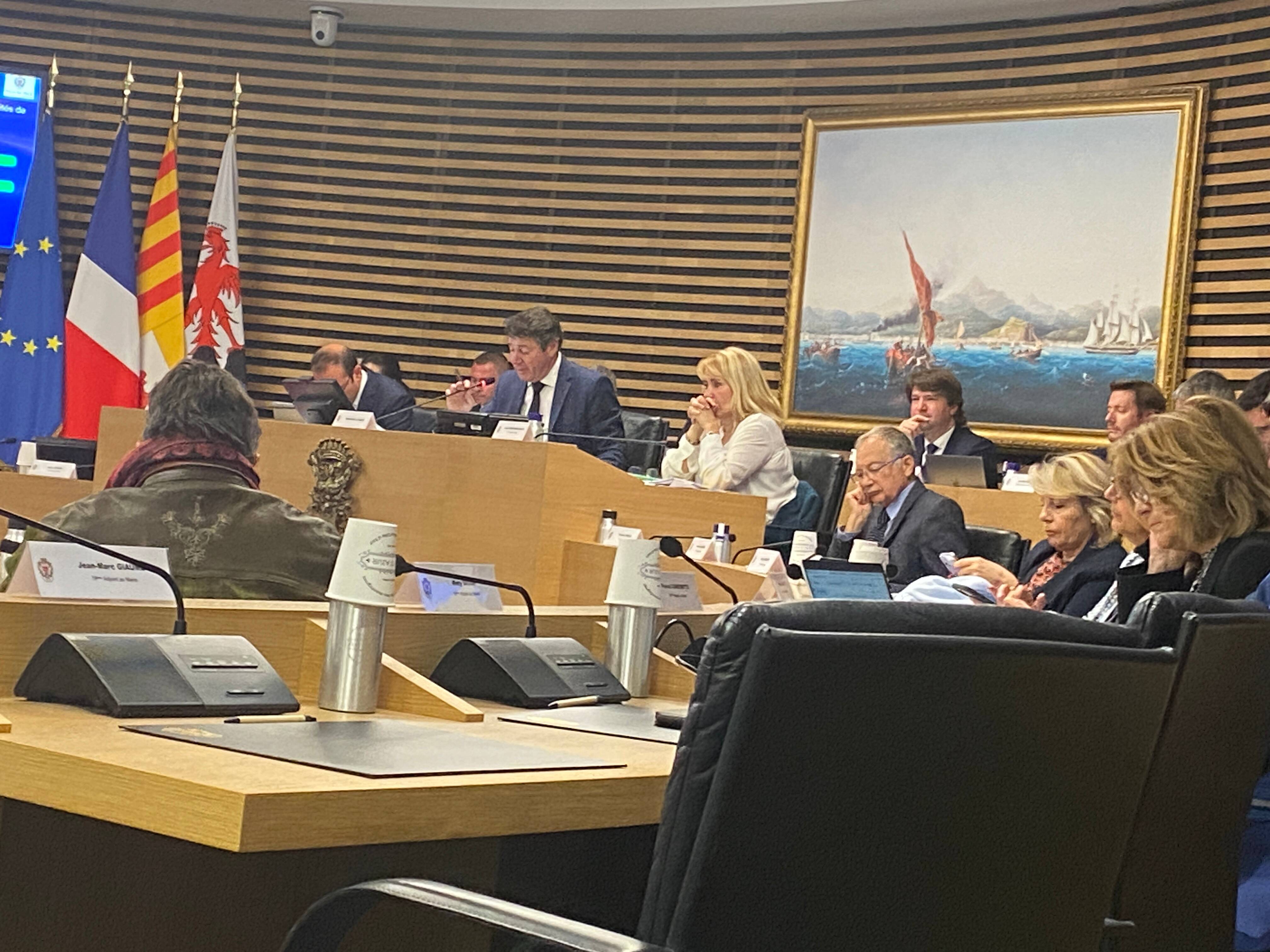 "Des idioties", "un élève docile qui a vrillé": Christian Estrosi s'en prend violemment à Éric Ciotti en conseil municipal de Nice