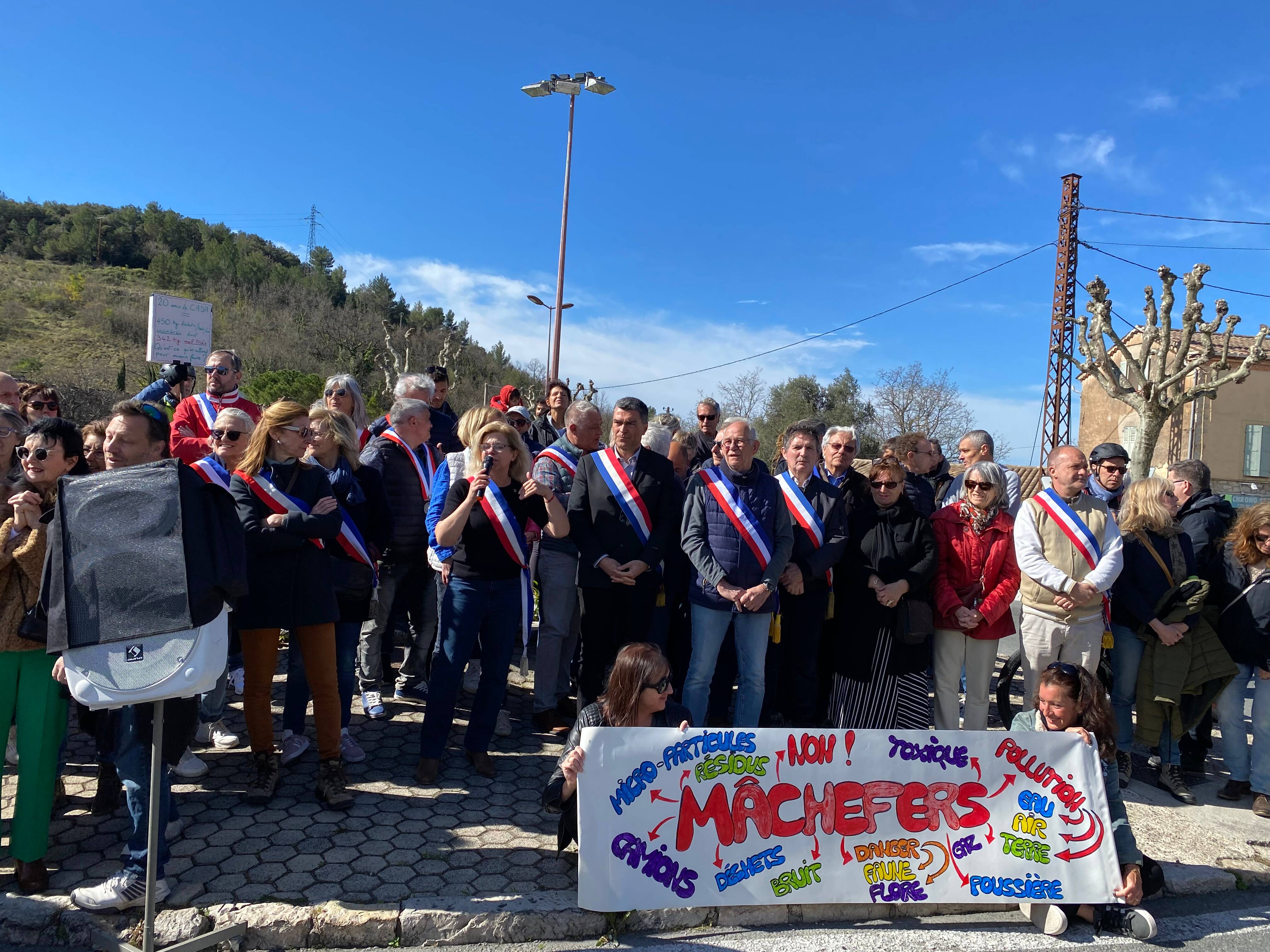 "Non aux mâchefers à la Sarrée": plus de 300 manifestants ce samedi matin à Châteauneuf-Grasse contre le projet d'usine au Bar-Sur-Loup