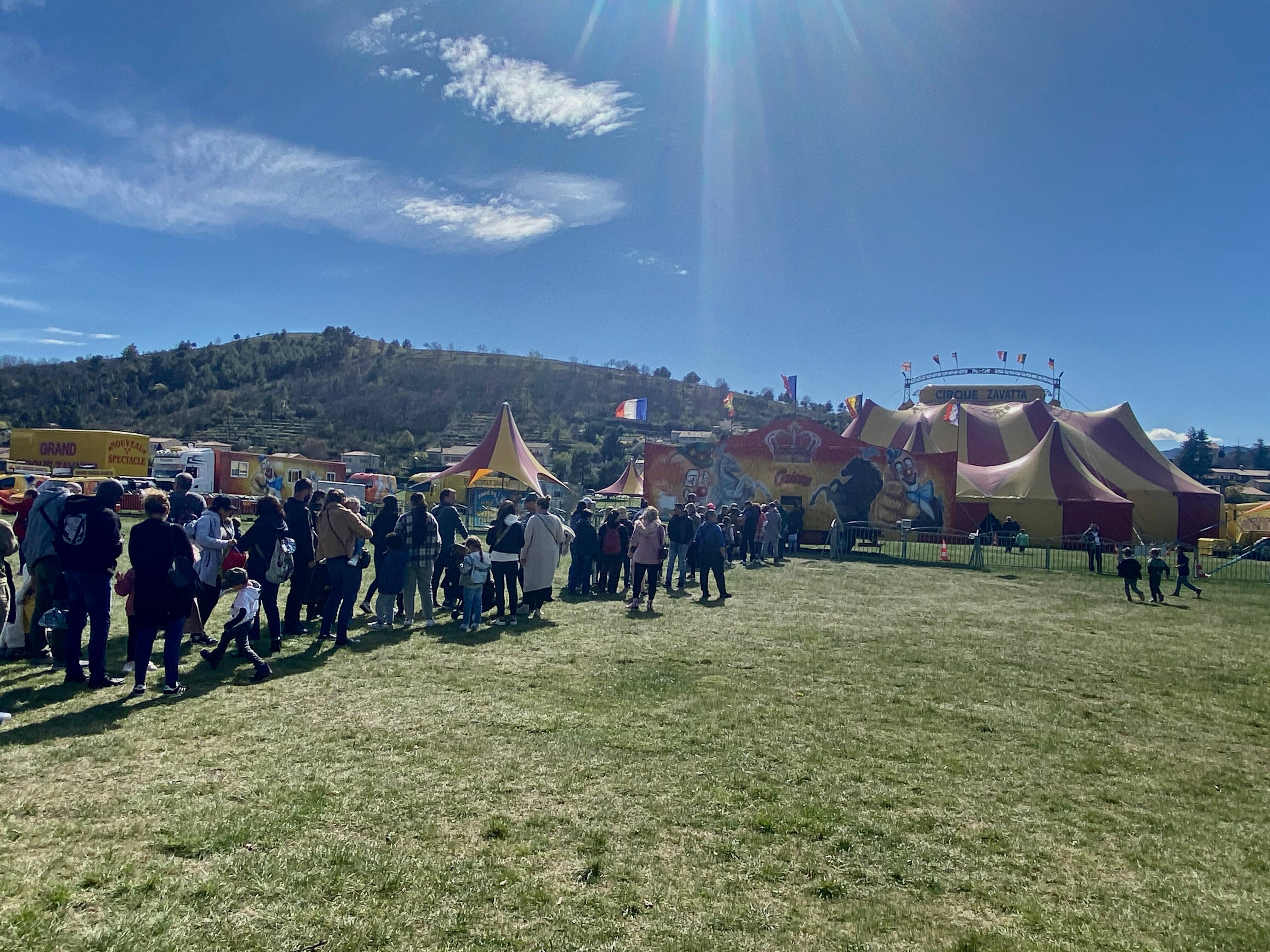 Le cirque Zavatta au Grand-Pré de Levens divise le village