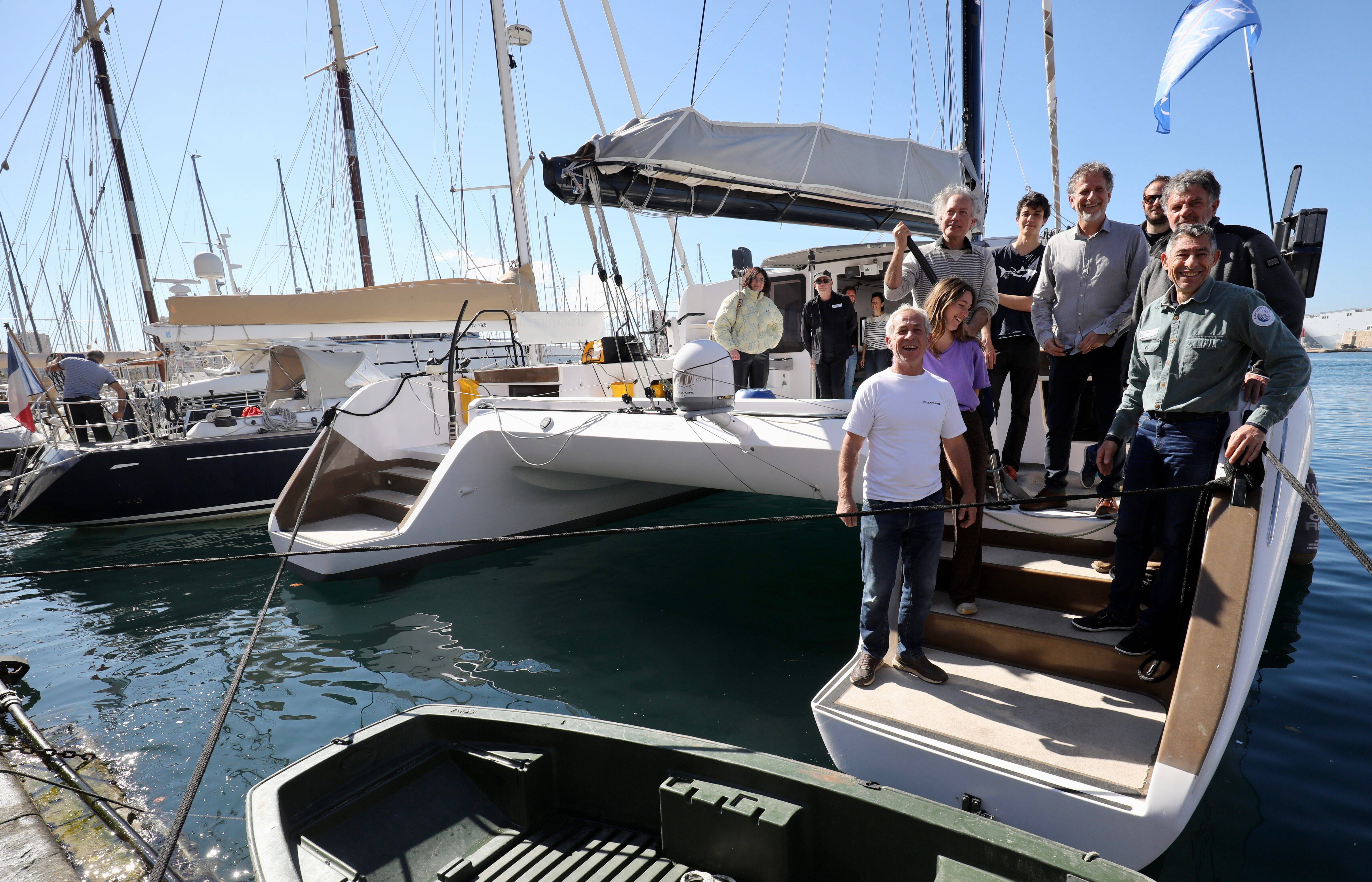 A Toulon, le double vainqueur de la Route du Rhum Roland Jourdain a pris la mer pour une "expédition cachalot"