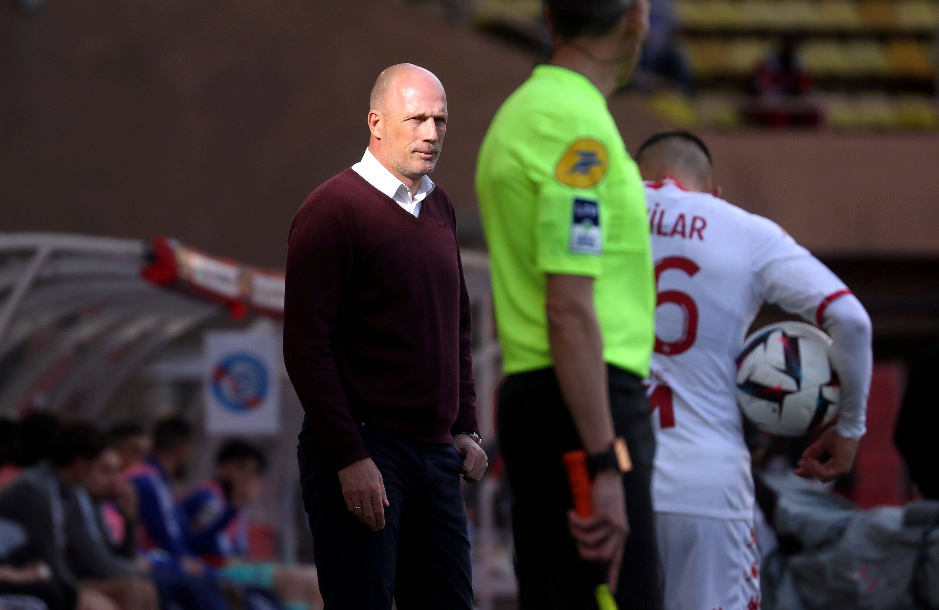"Le foot ne se joue pas seulement avec le ballon dans les pieds": L'entraîneur monégasque Philippe Clement bouscule ses joueurs avant le déplacement à Nantes