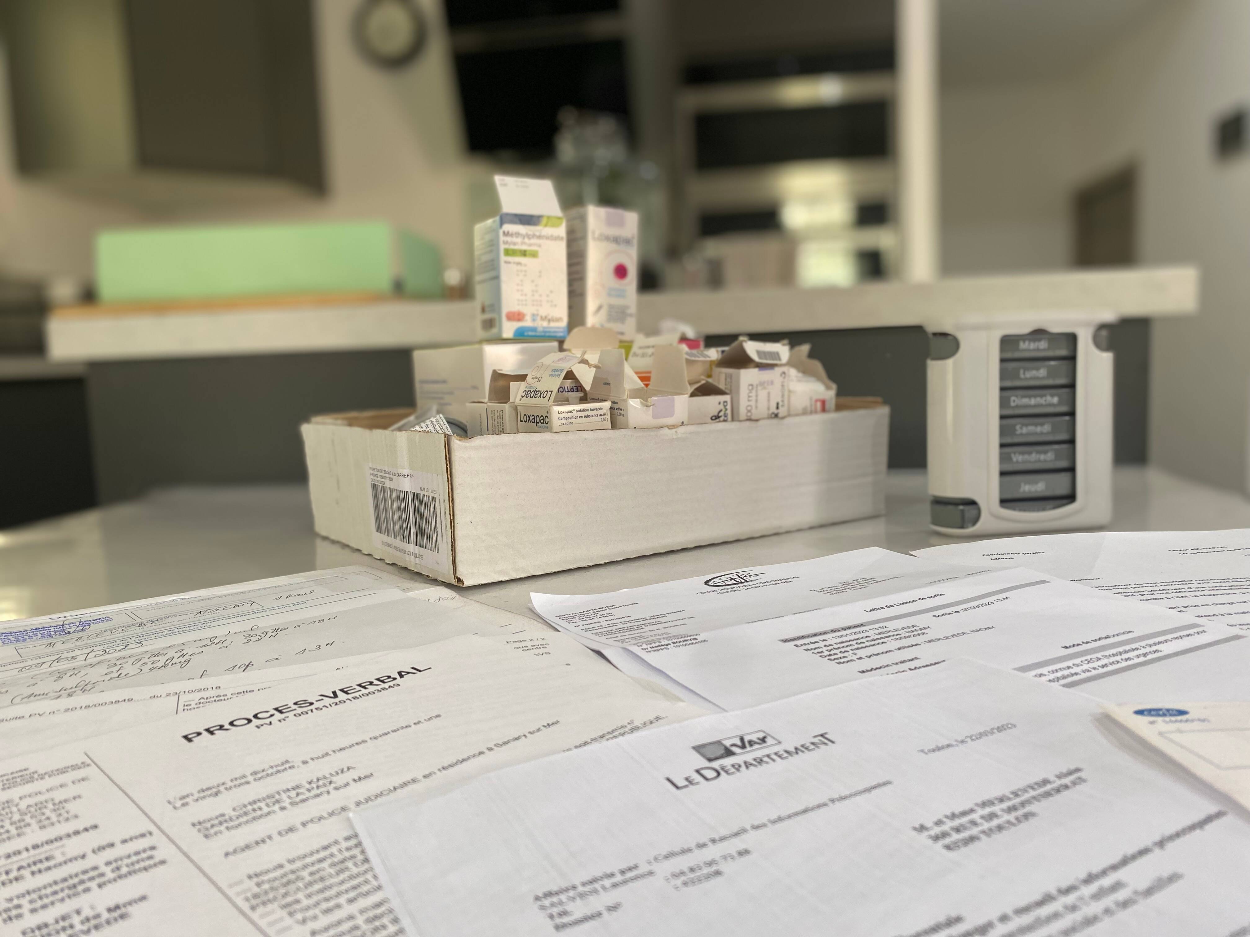 "Elle est devenue ingérable": démunis face aux pathologies de leur fille de 14 ans, ces Varois appellent à l'aide