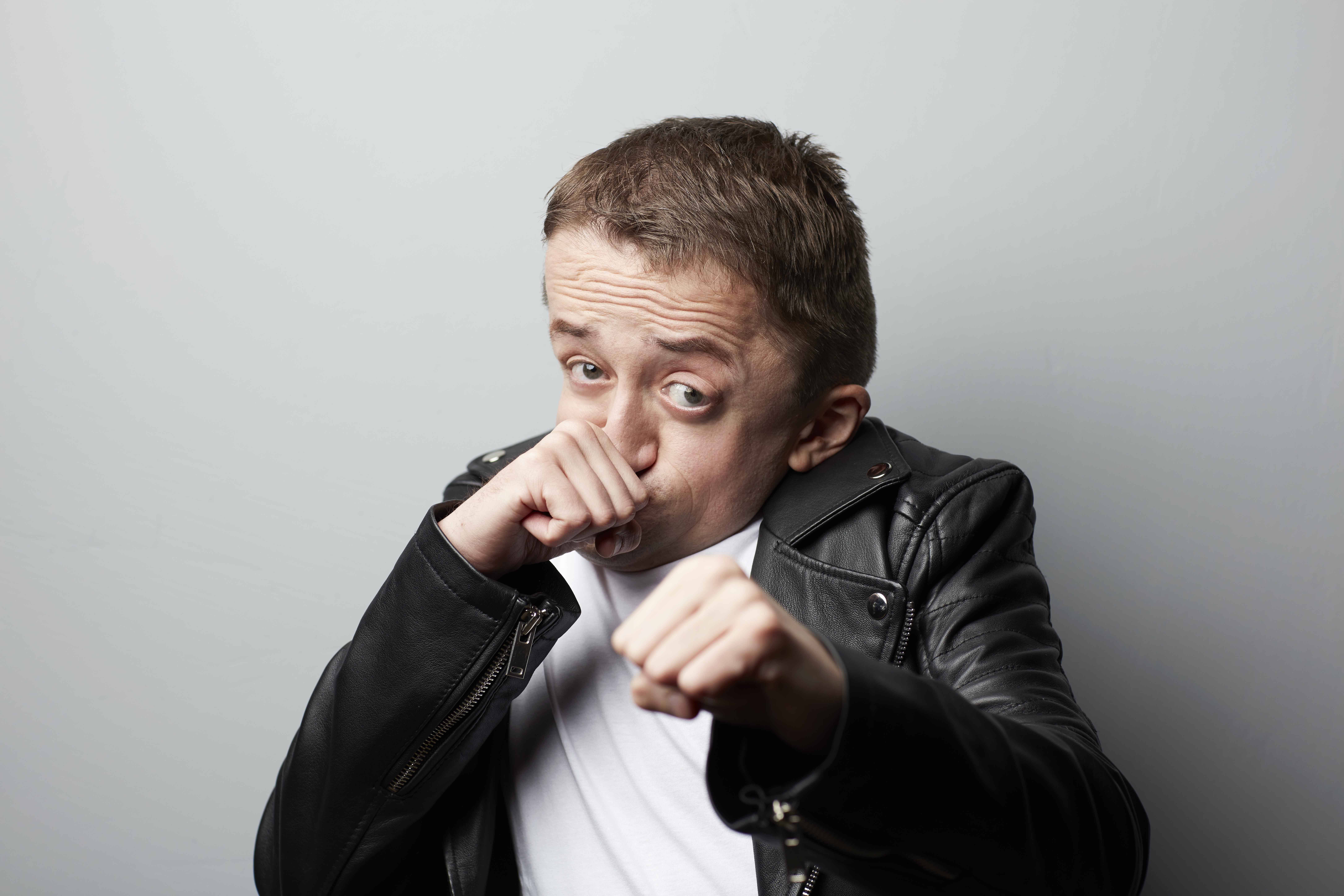 Guillaume Bats revient avec son deuxième spectacle à Cannes, Nice et Six-Fours-les-Plages