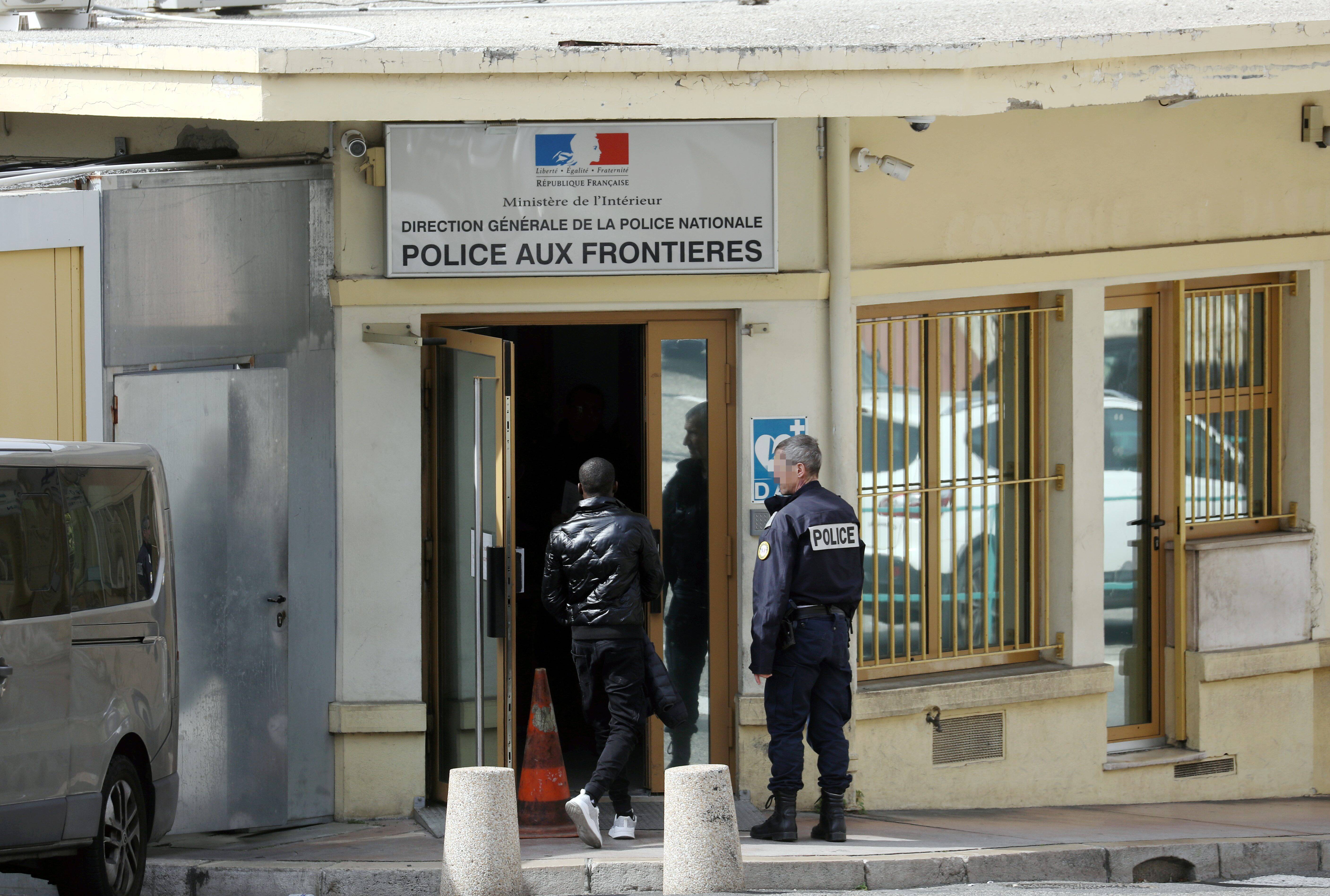 Comment un passeur présumé a fini sur le toit avec sept migrants à bord à la vue de la police