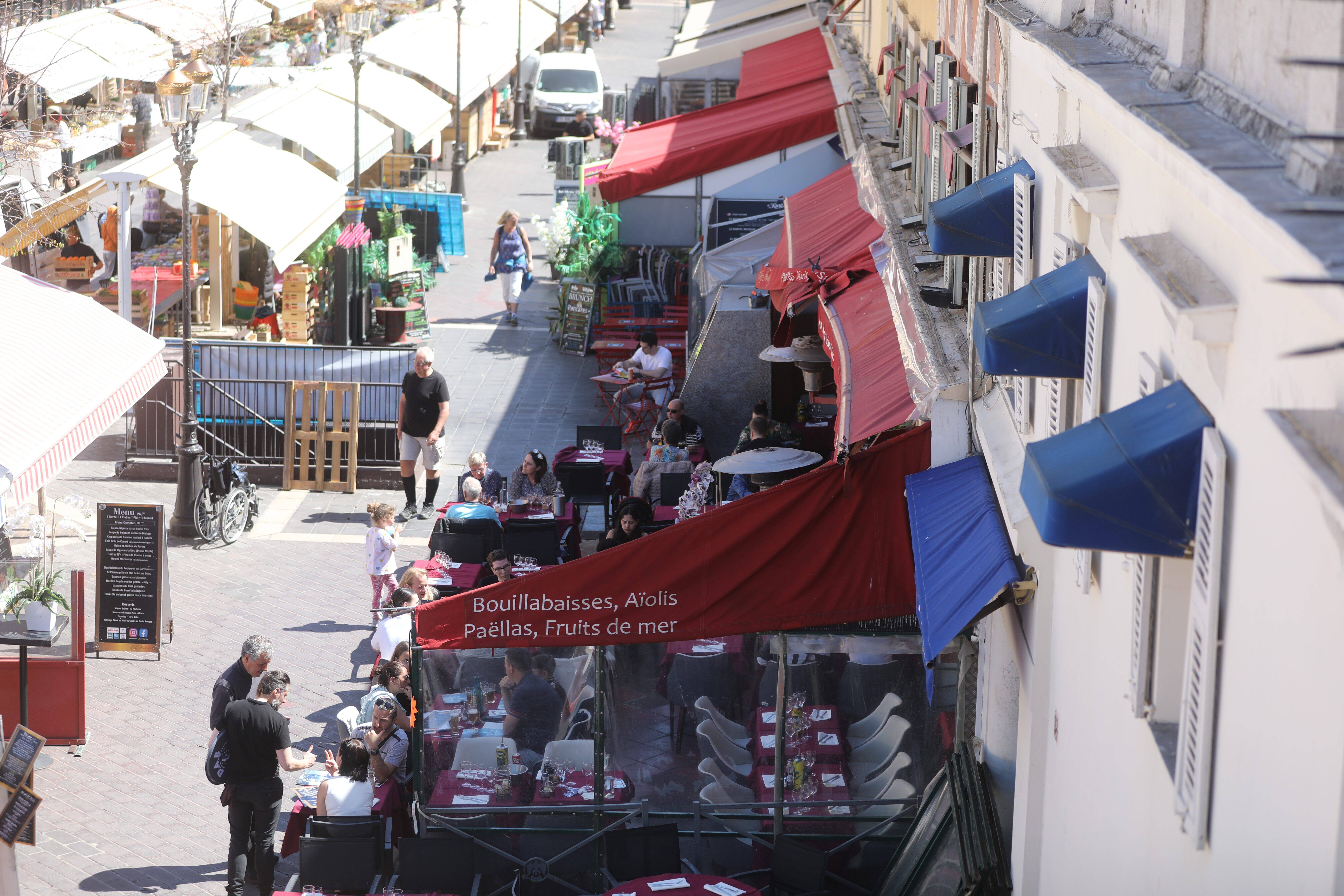 Certains respectent les règles, d'autres non: les restaurateurs de Nice veulent faire le ménage sur leurs terrasses