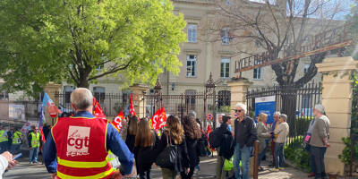 A Grasse, près de 100 manifestants se rassemblent devant le lycée Amiral de Grasse contre la réforme des retraites