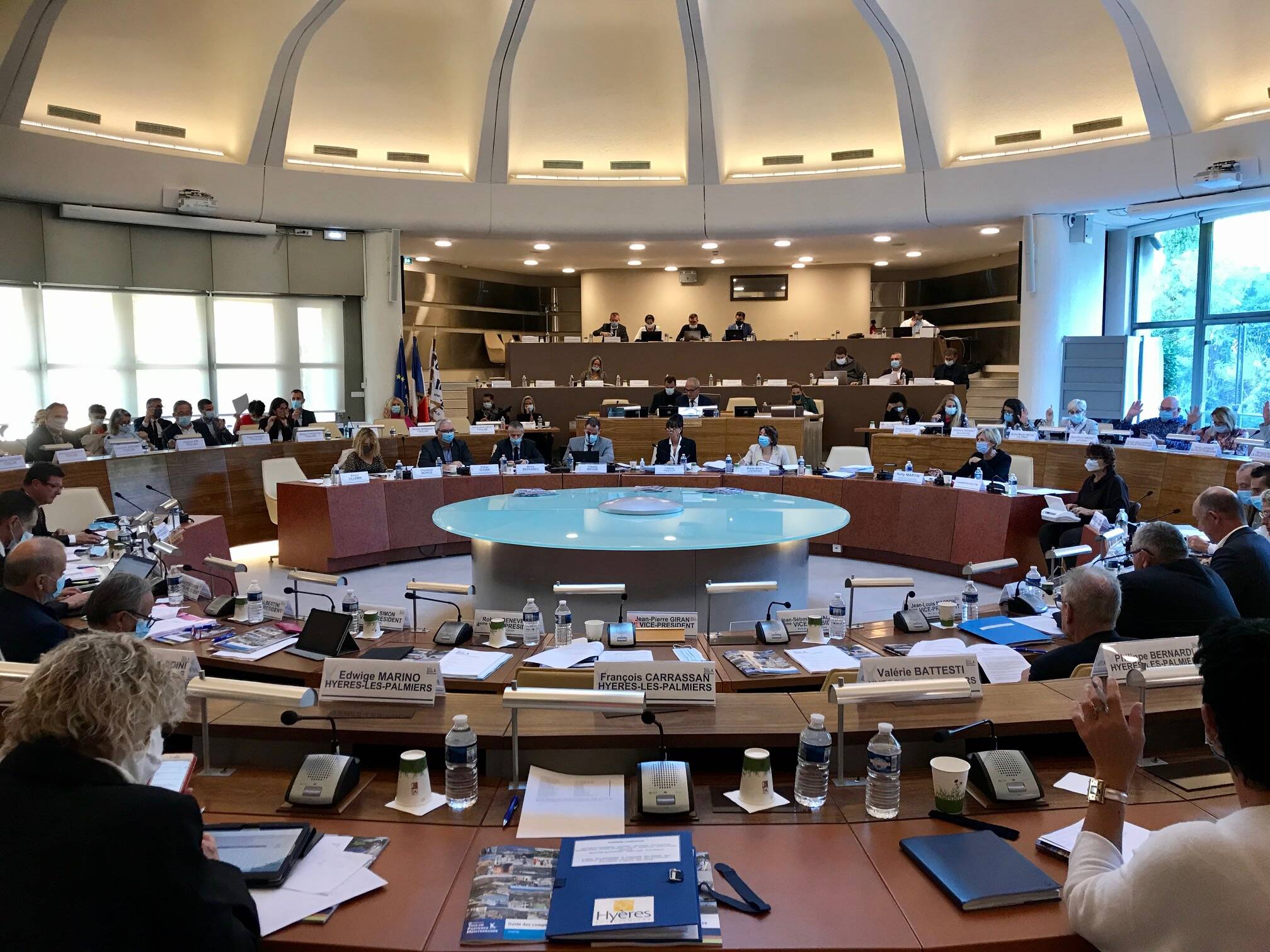 Devant les élus de la Métropole réunis ce lundi, Hubert Falco a appelé à "l'unité" et adoubé Jean-Pierre Giran