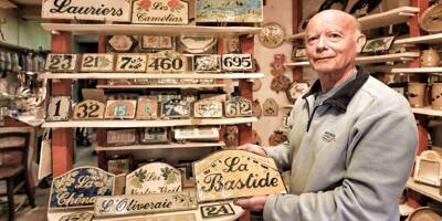 Depuis son atelier de la Côte d'Azur, ce potier a fabriqué 10.000 plaques de maisons vendues dans le monde entier