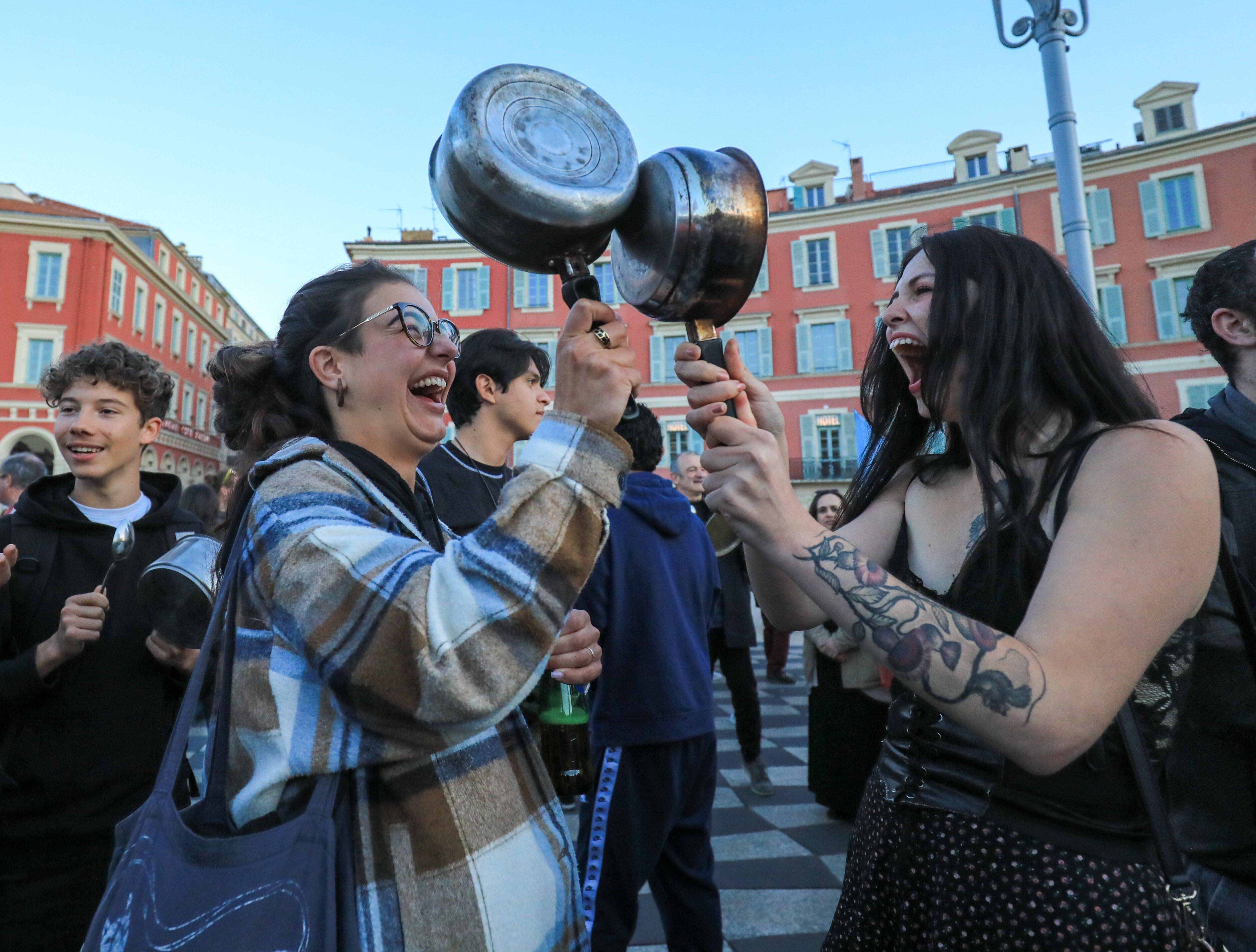 "Il ne nous écoute pas, nous non plus": plusieurs centaines de manifestants se sont réunis pour un concert de casseroles à Nice