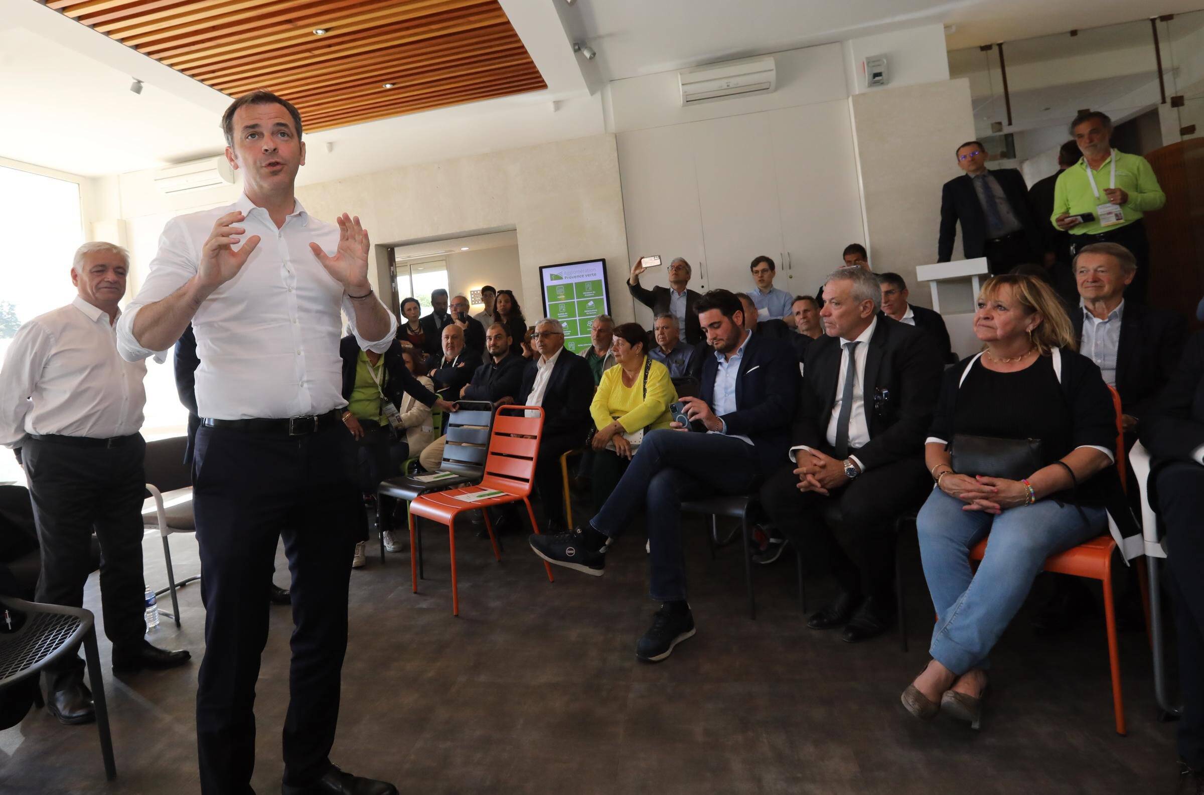 "Vous avez des cortèges de gens venus de tout le département pour m'embêter, c'est le jeu", estime Olivier Véran en déplacement dans le Var