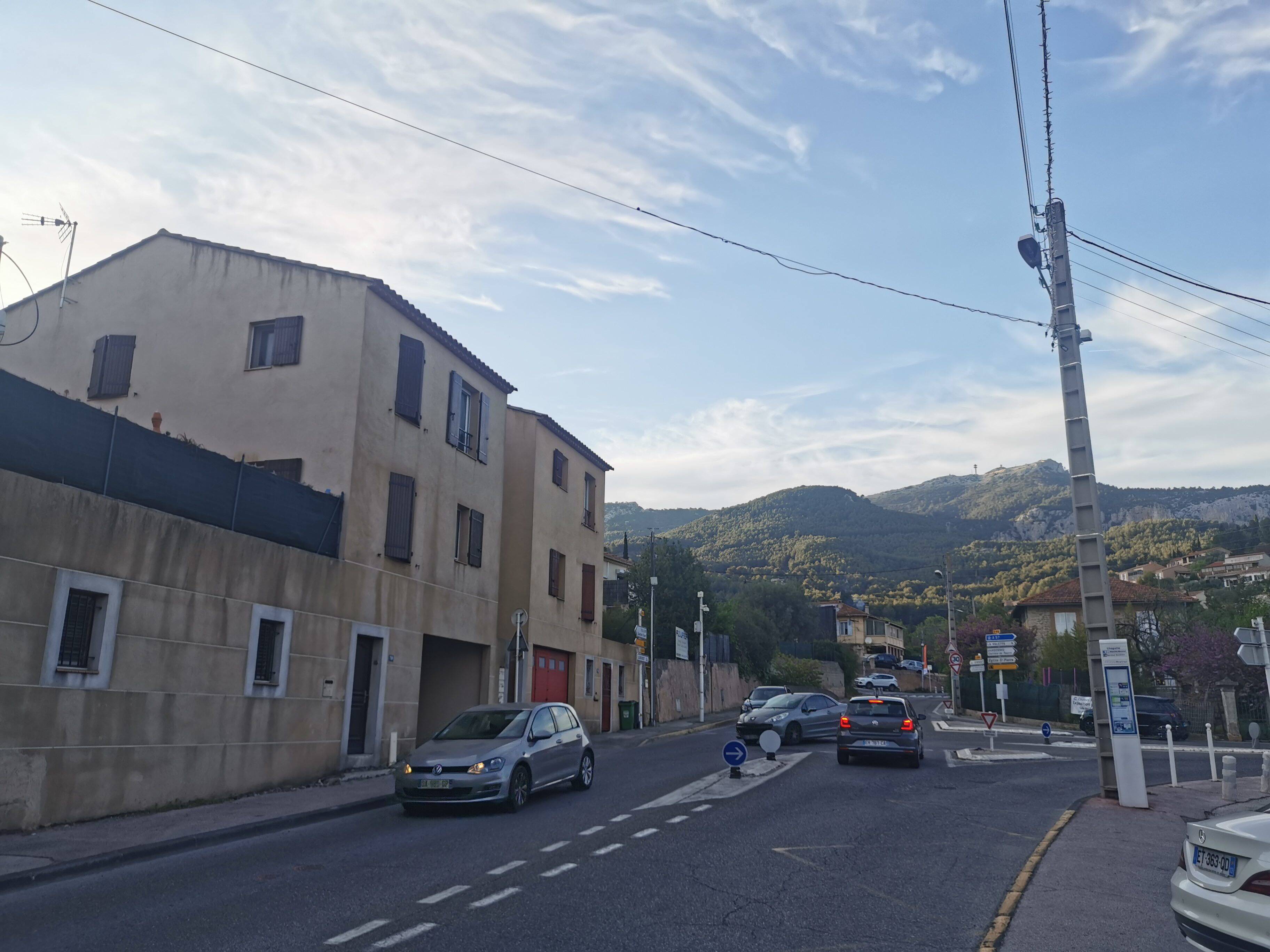 Les riverains inquiets par l'amiante avant les travaux de requalification d'une route départementale à Toulon