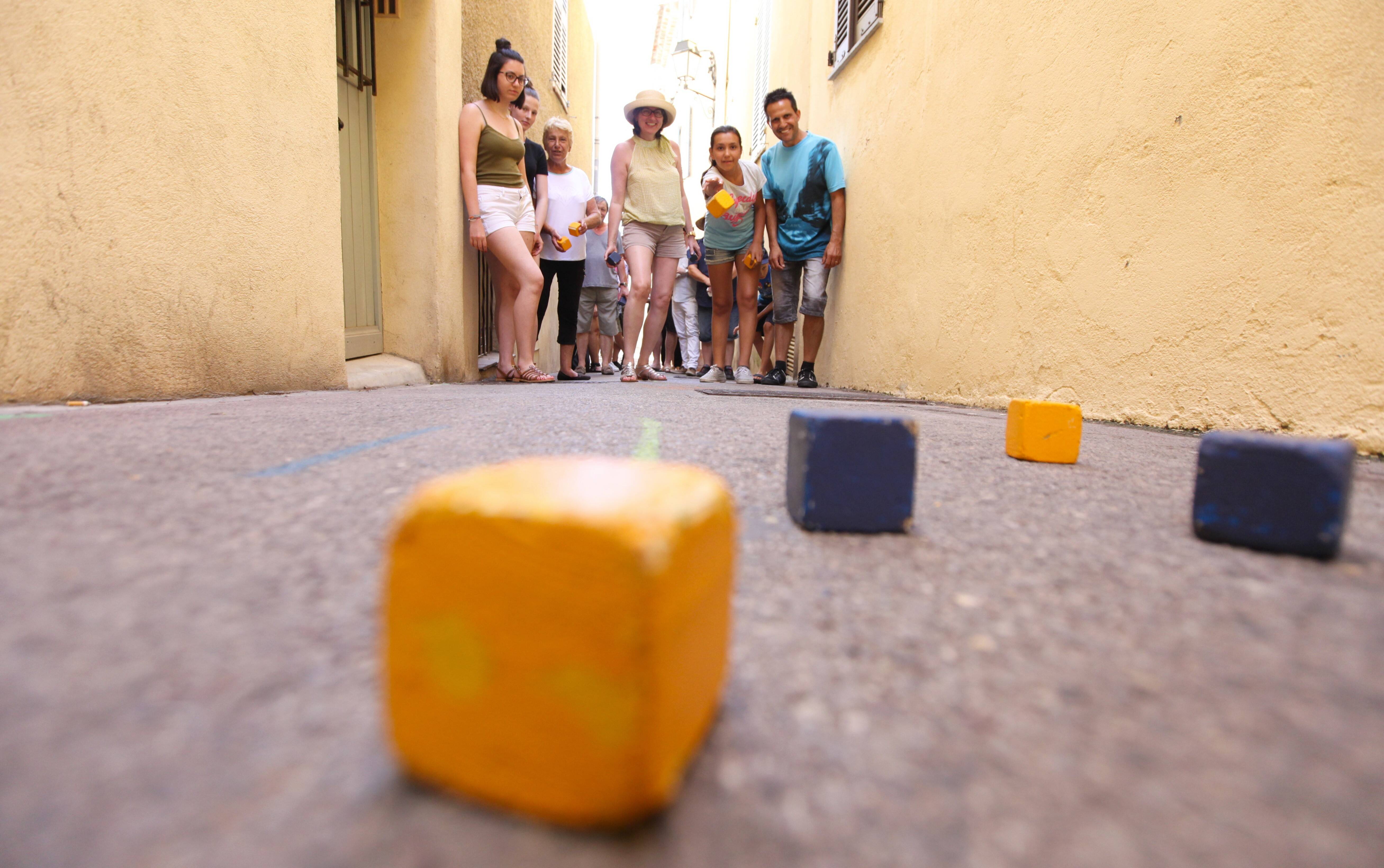 "En plein été, c'est intenable!": les boules carrées du Safranier avancées au mois d'avril