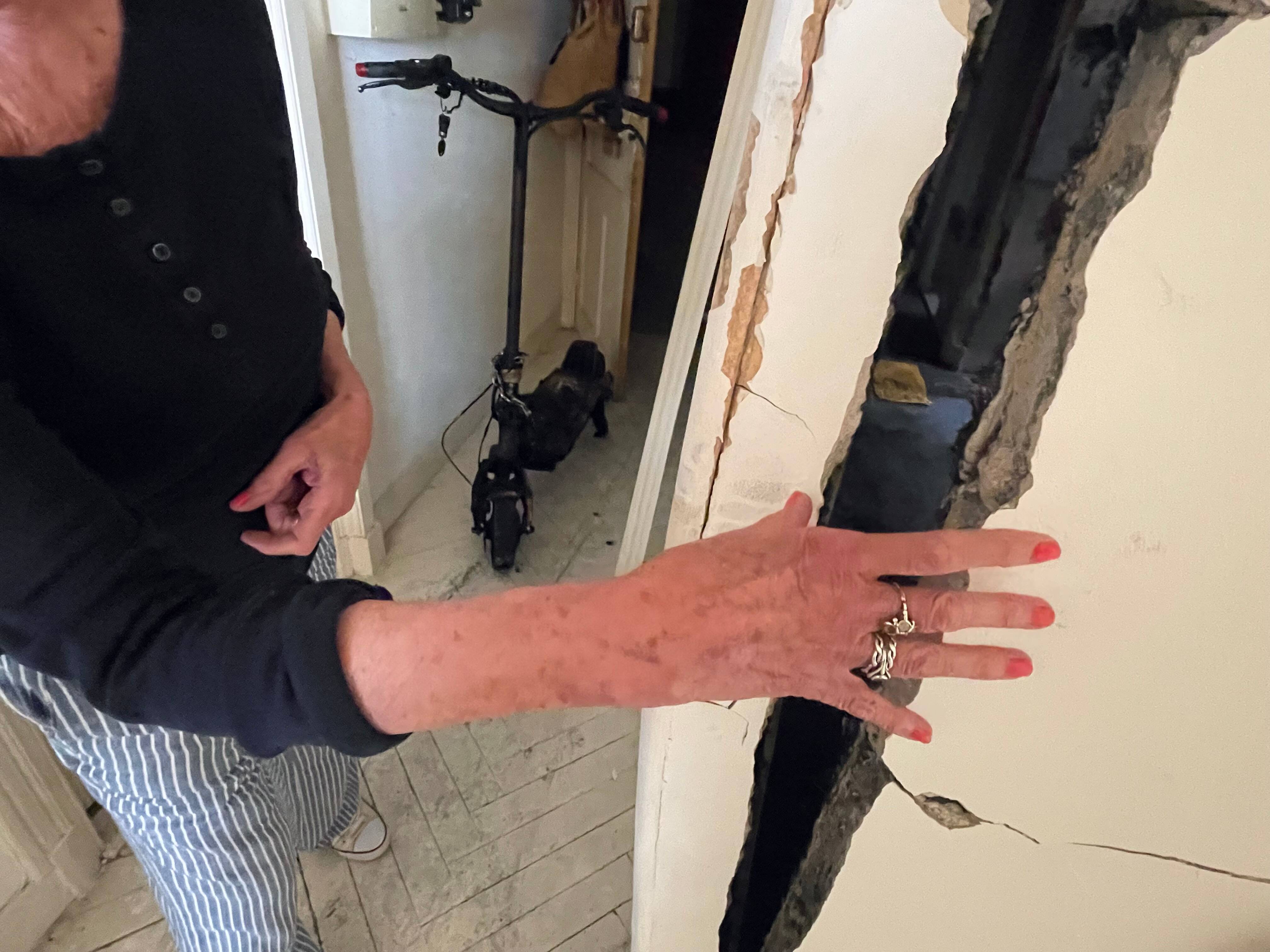 "Une déflagration impressionnante!": l'explosion d'une batterie de trottinette à Nice fait éclater les murs et blesse un adolescent