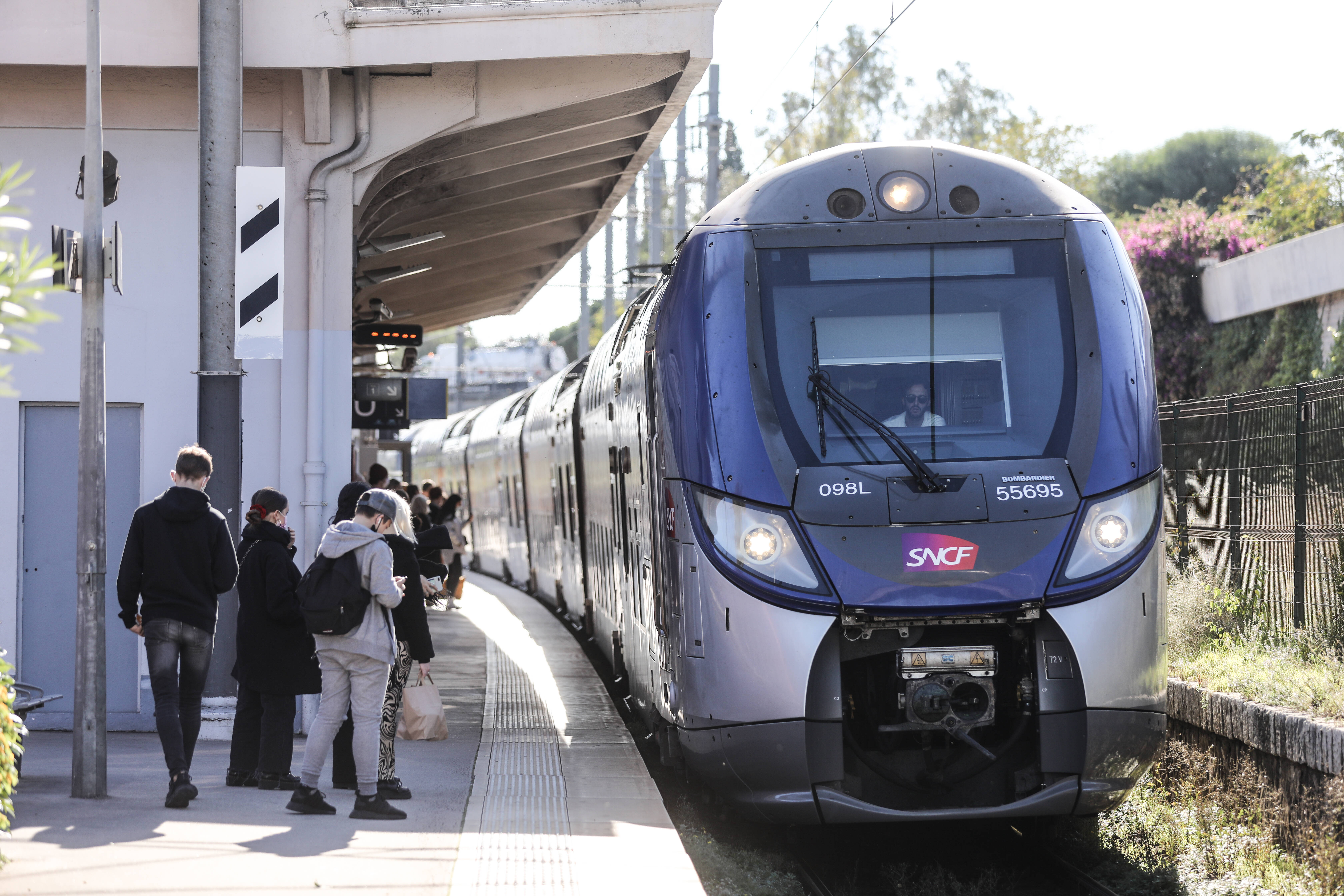 Quels sont les moyens déployés par la Région Provence-Alpes-Côte d'Azur pour inciter plus de gens à utiliser le train