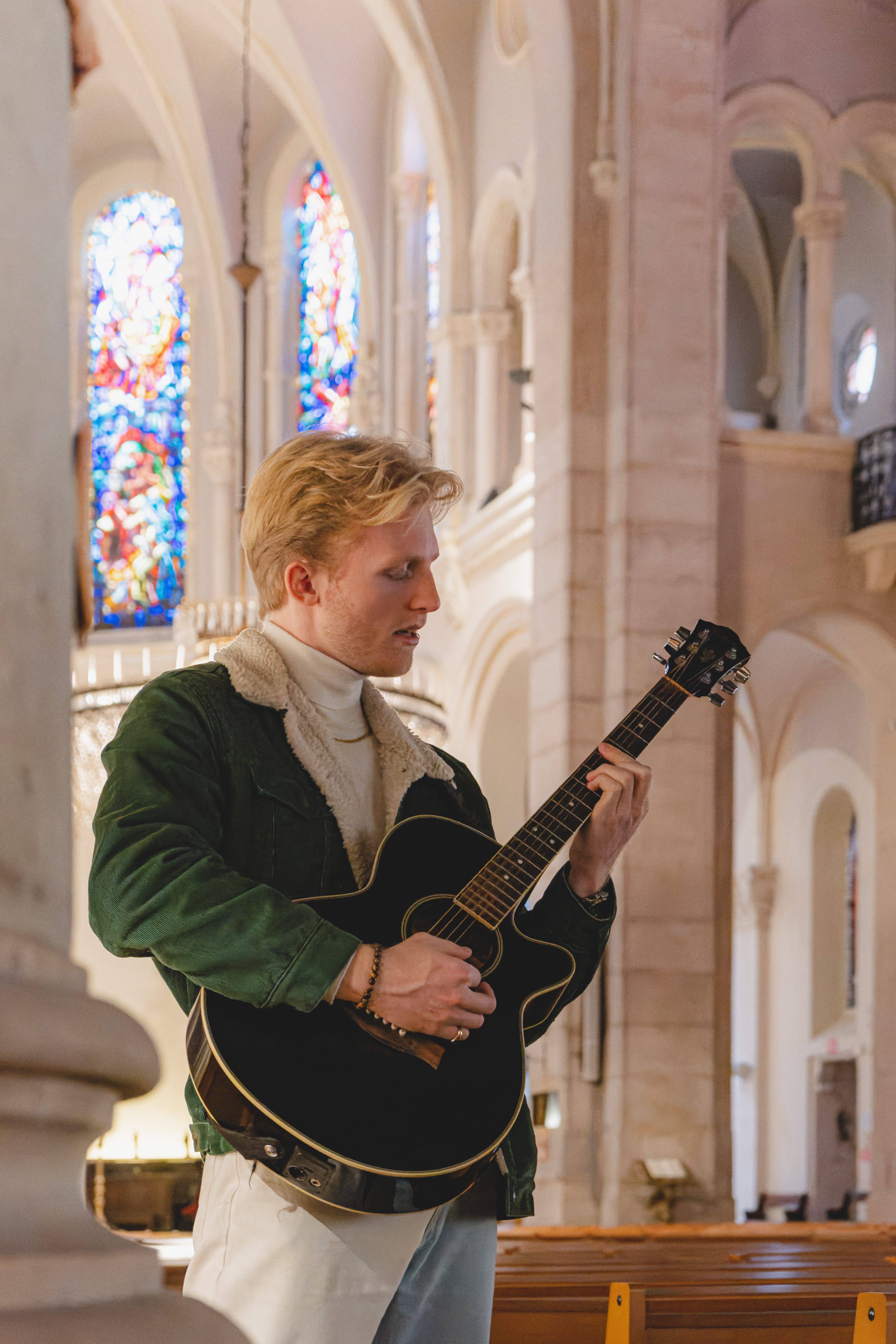 Après avoir cumulé des centaines de milliers de vues du TikTok, ce groupe cannois enregistre un clip dans une église