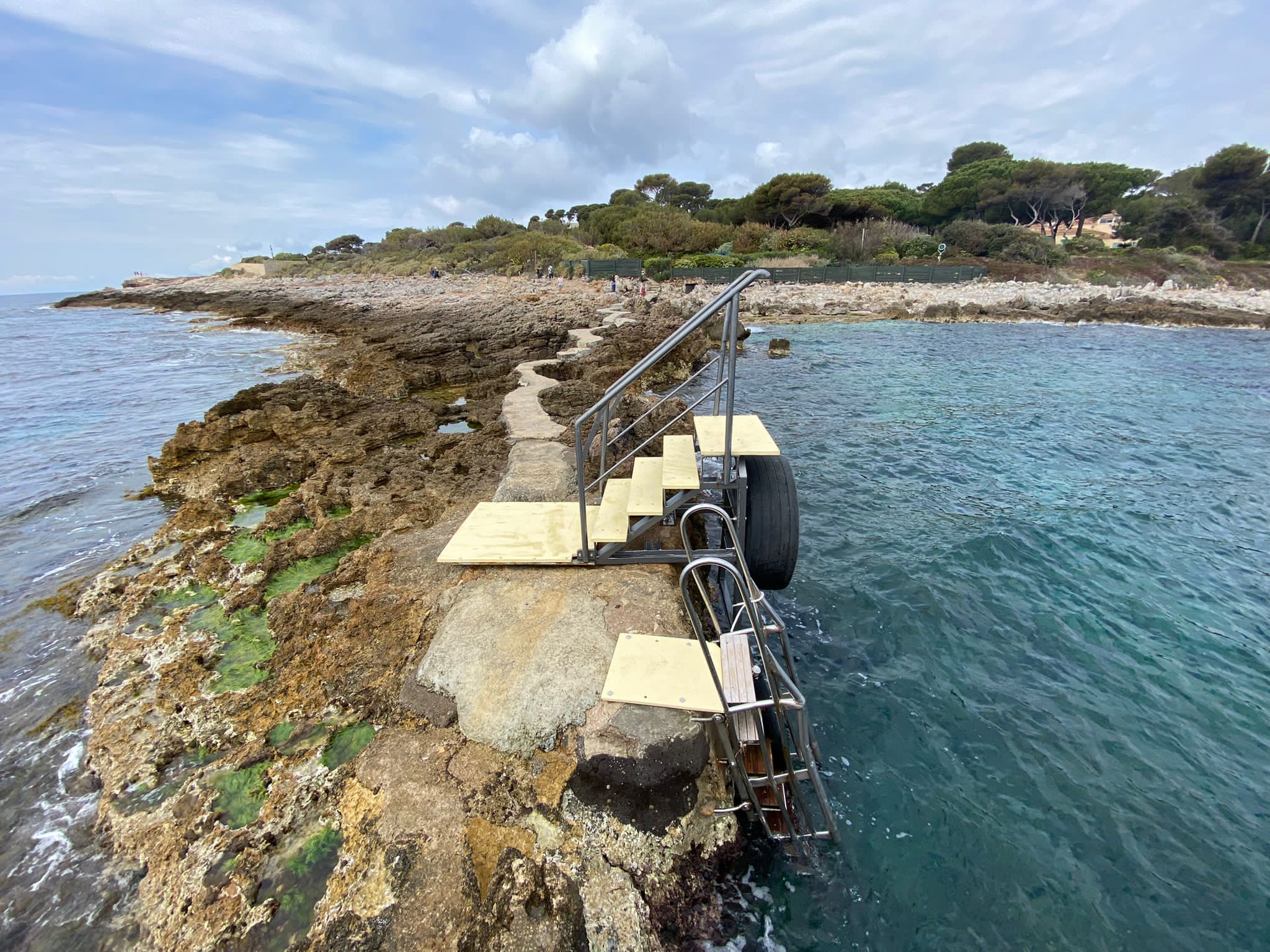Le propriétaire de cette villa du cap d'Antibes va devoir démonter son escalier et son échelle