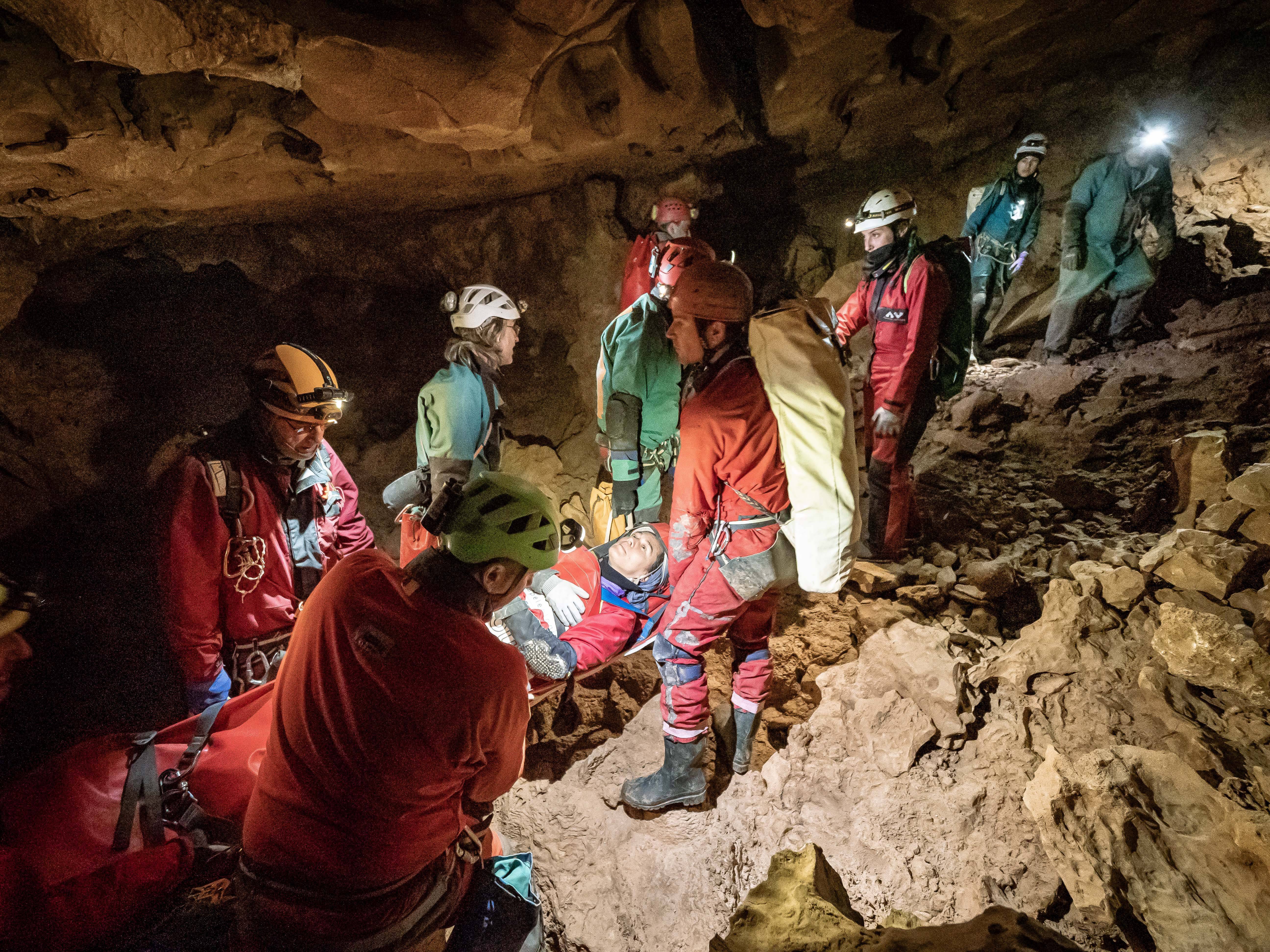 "C'est l'urgence qui prime": on s'est plongé dans une grotte pour un exercice de secours avec le Spéléo Secours Français