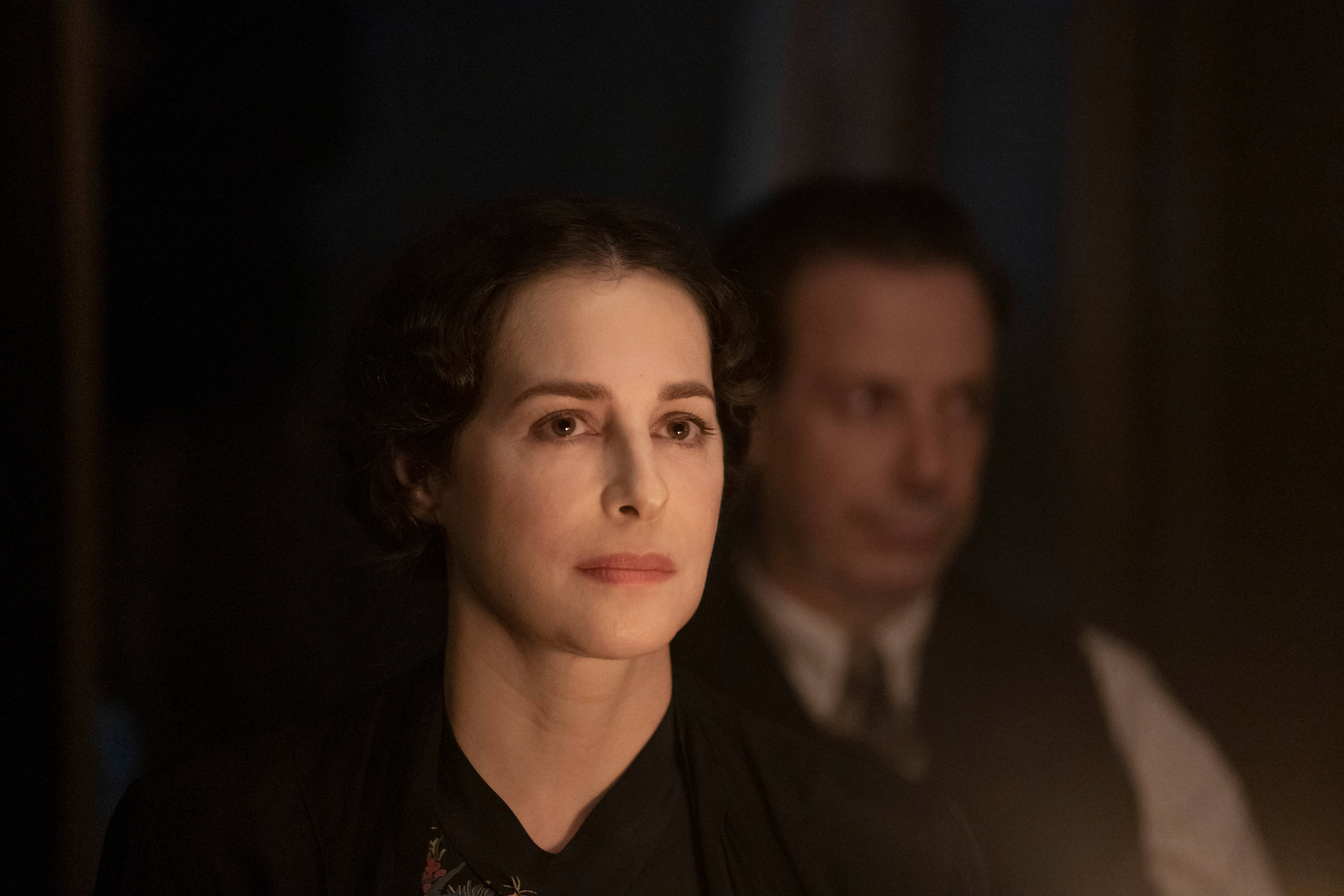 "C'est la Sainte-Mère des Juives du XXe siècle": Amira Casar devient la mère d'Anne Frank dans "Small Light" sur Disney+ et se confie sur ce rôle