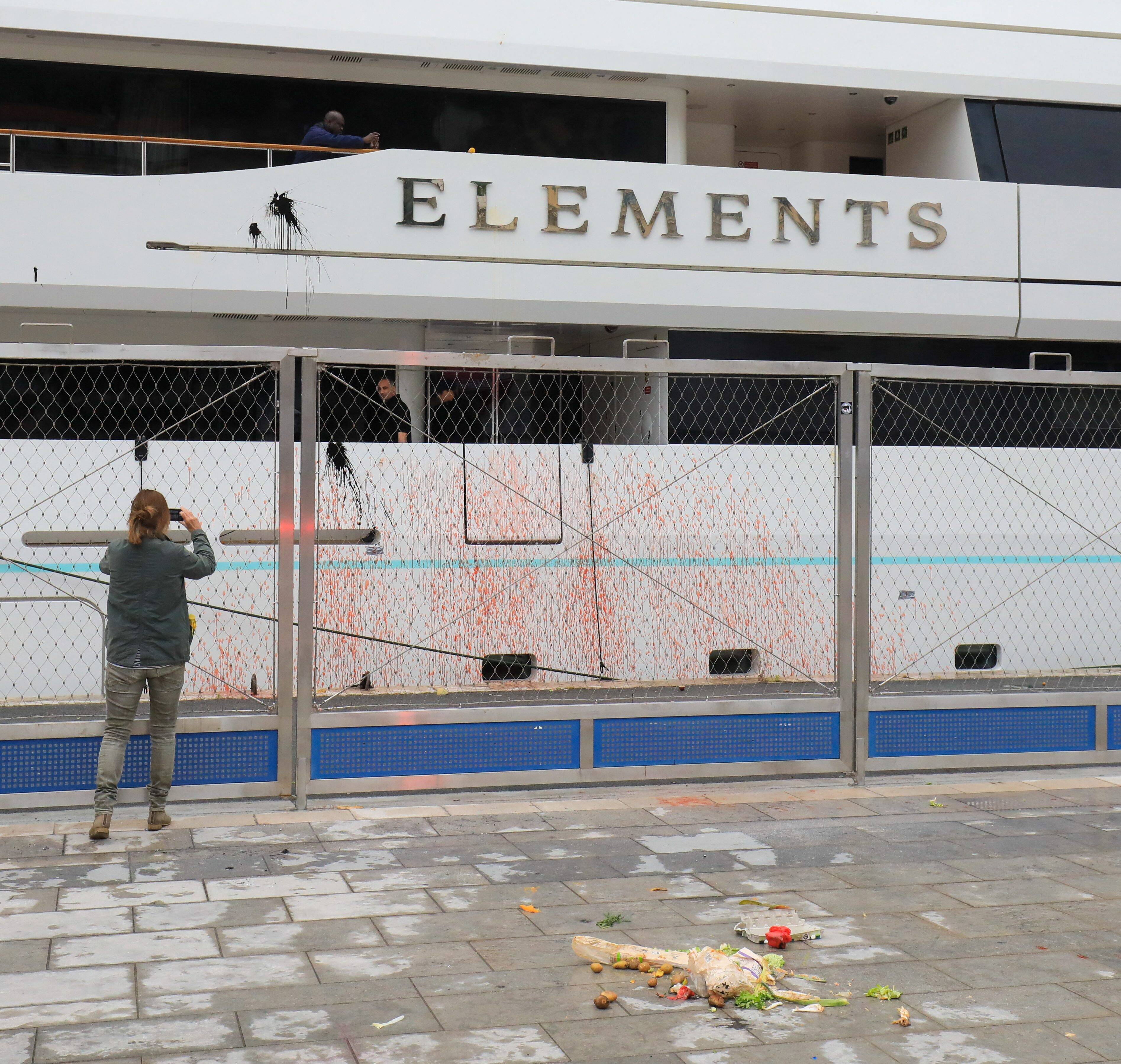 "Symbole du capitalisme": pourquoi un super yacht a été visé par des militants lors de la manif du 1er mai à Nice