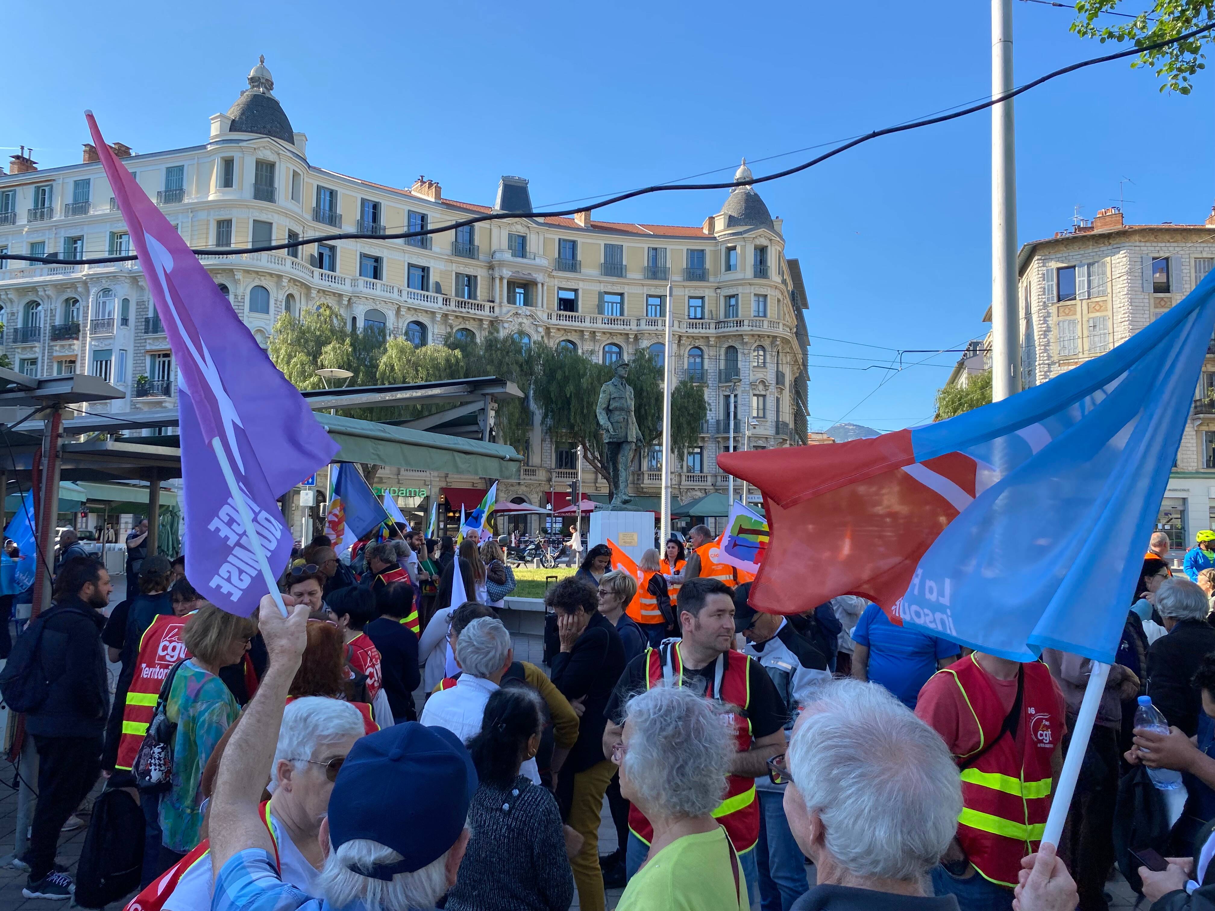 La décision du conseil constitutionnel accueillie par une centaine de