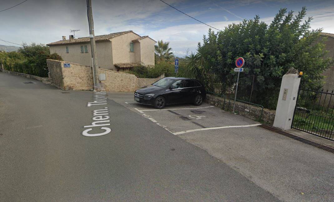 Elle se plaint d'une place de stationnement handicapé non conforme et demande son remplacement, le maire la supprime