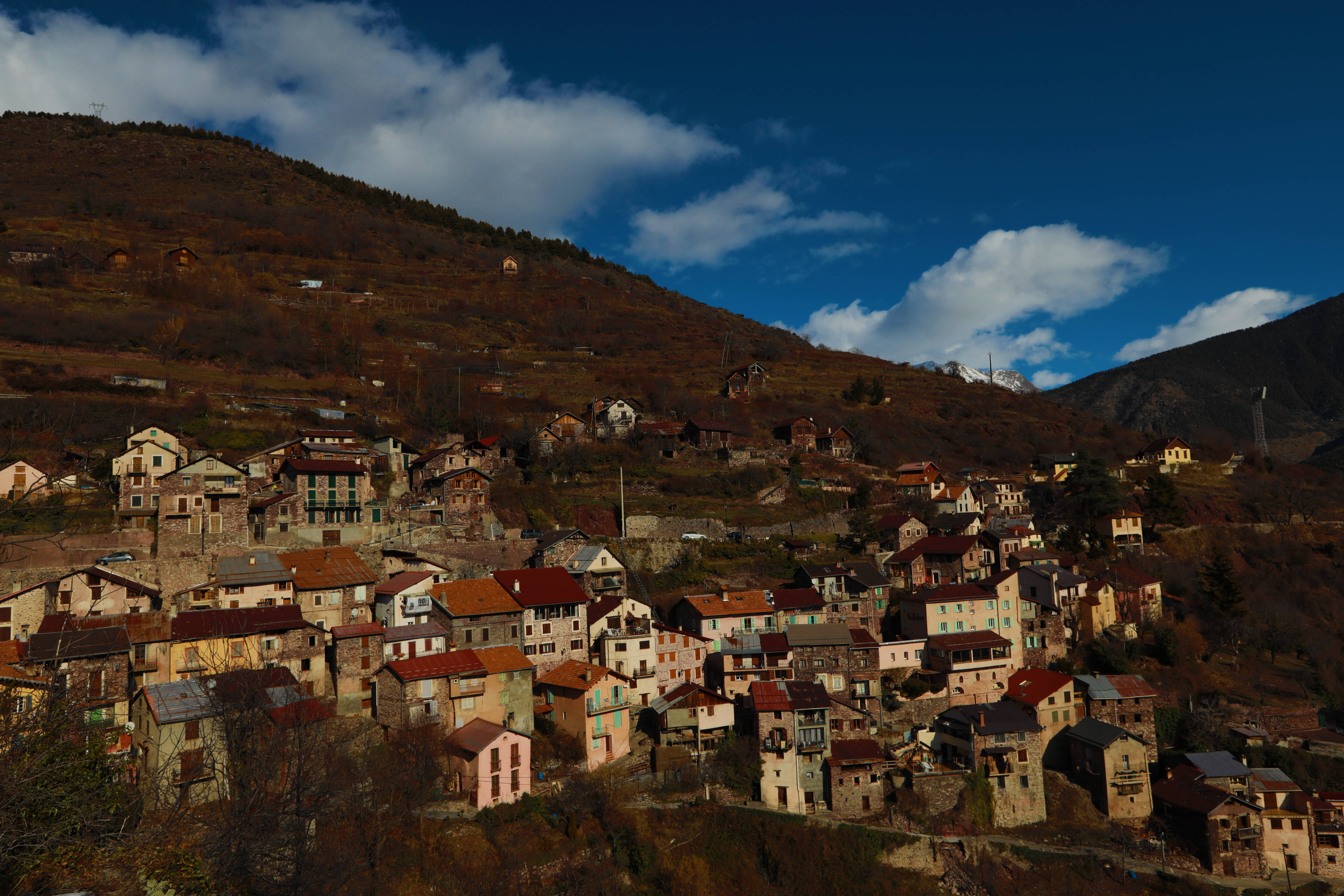 Après son AVC, un maire azuréen voulait diriger le village depuis un Ehpad, le conseil municipal le pousse vers la sortie