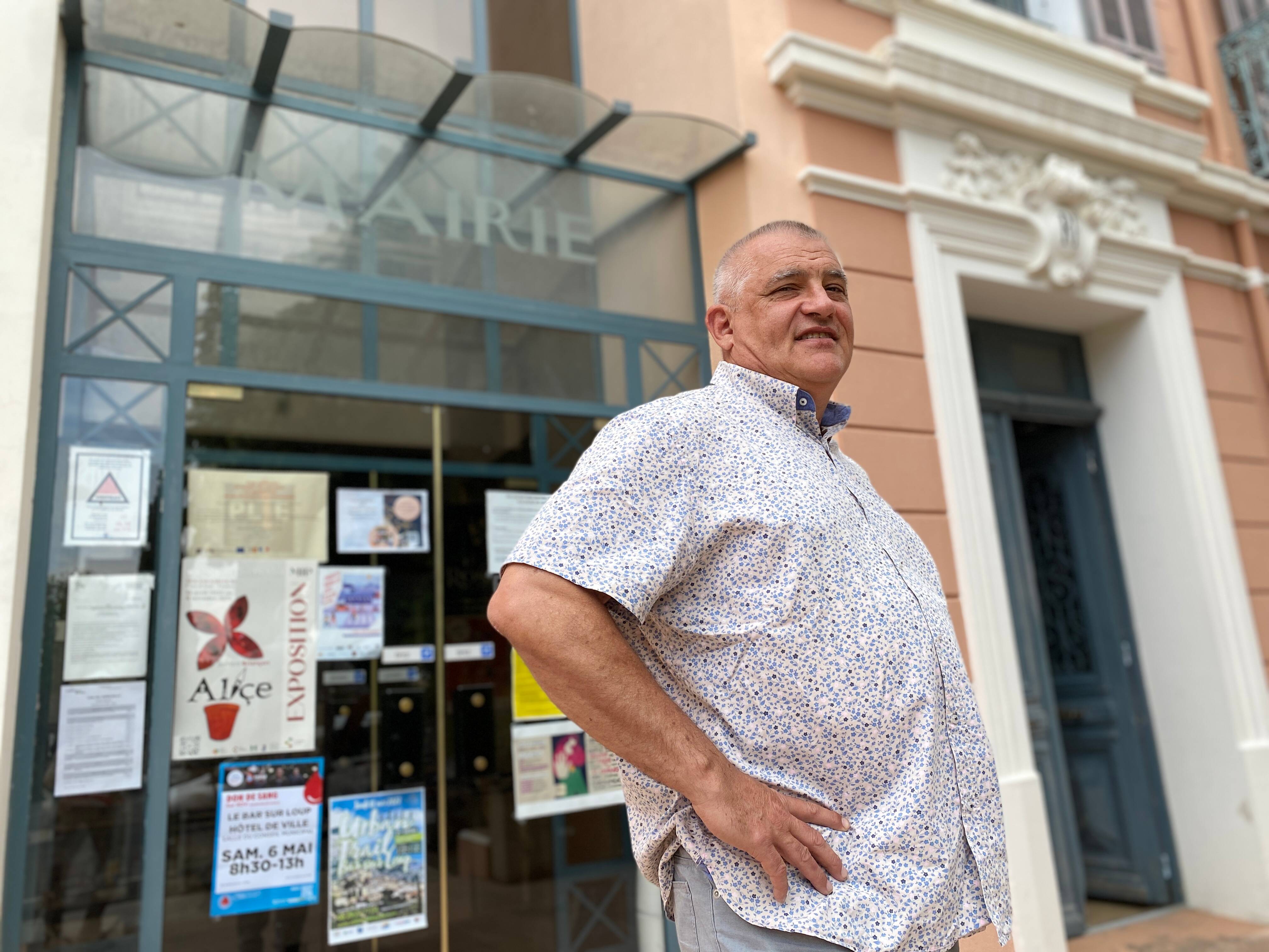 Le maire de cette petite commune azuréenne pointe ces gros propriétaires, dont Berlusconi, qui ne respectent pas les restrictions d'eau