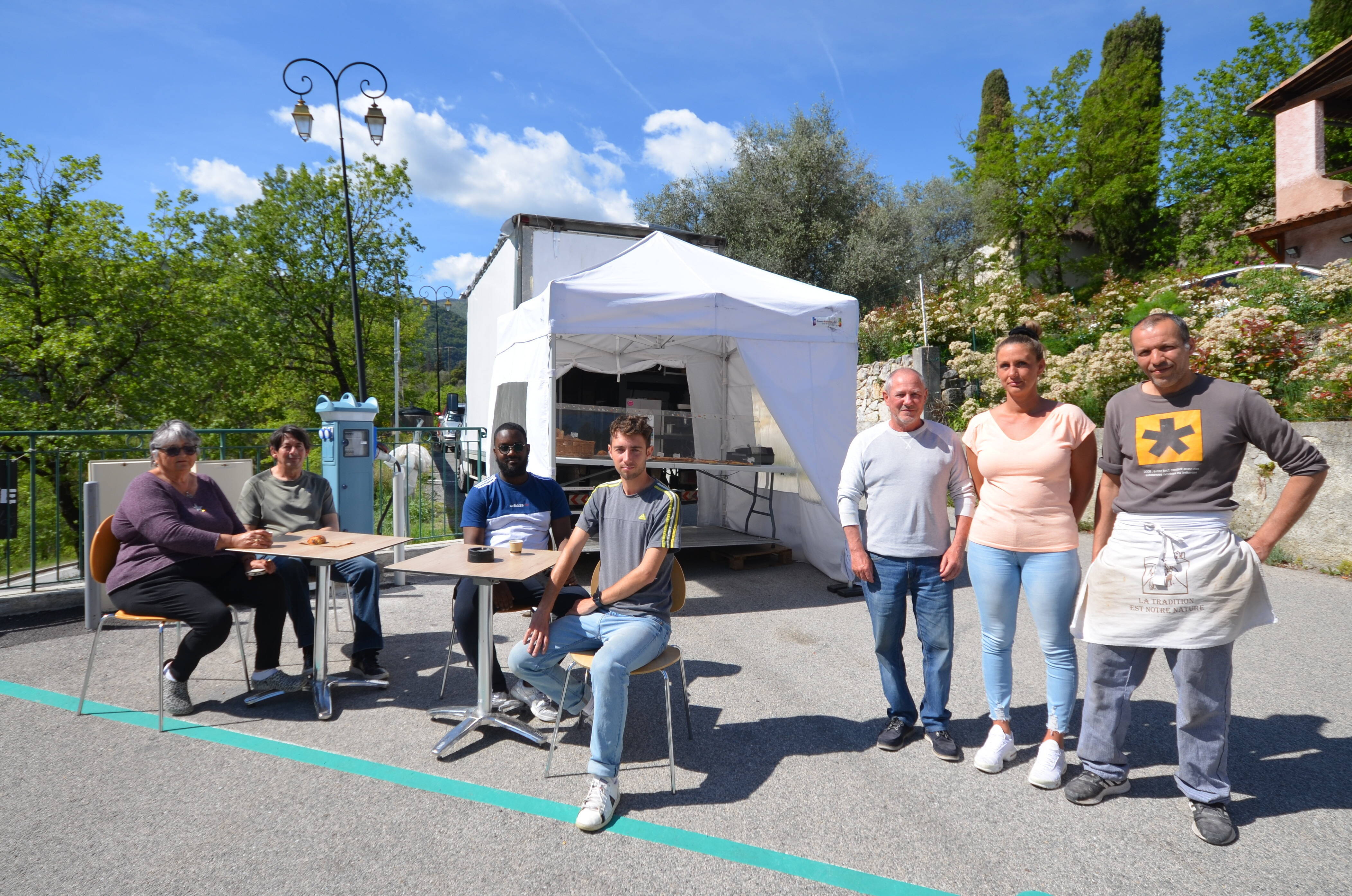 "Les gens sont rassurés de voir le boulanger au travail": ce couple a lancé une boulangerie-truck dans un village de l'arrière-pays (et ça marche)