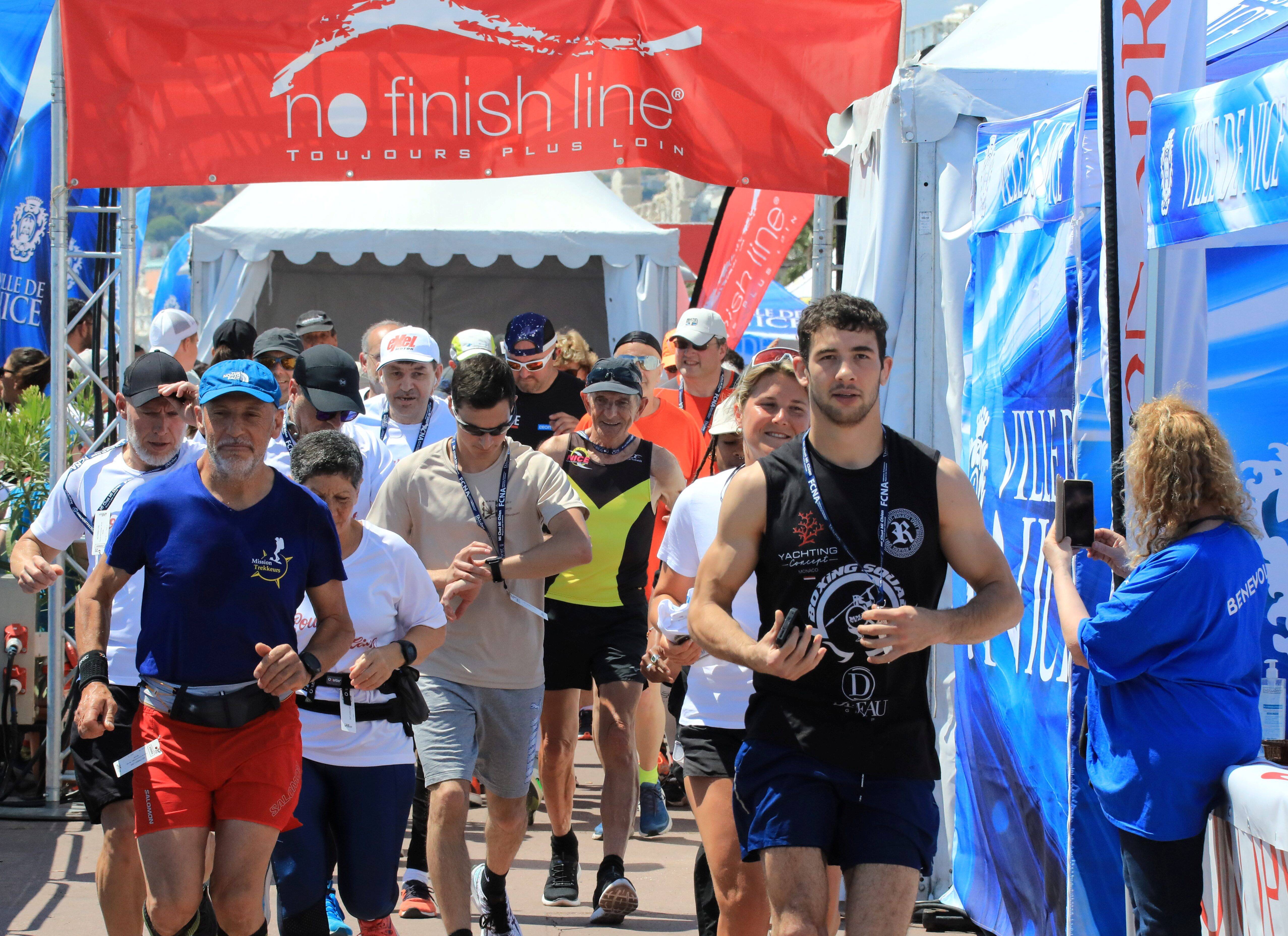 En baskets, en fauteuil, amateurs, au grand coeur, toute la nuit... Qui sont les coureurs de la No Finish Line qui a démarré ce mercredi à Nice?