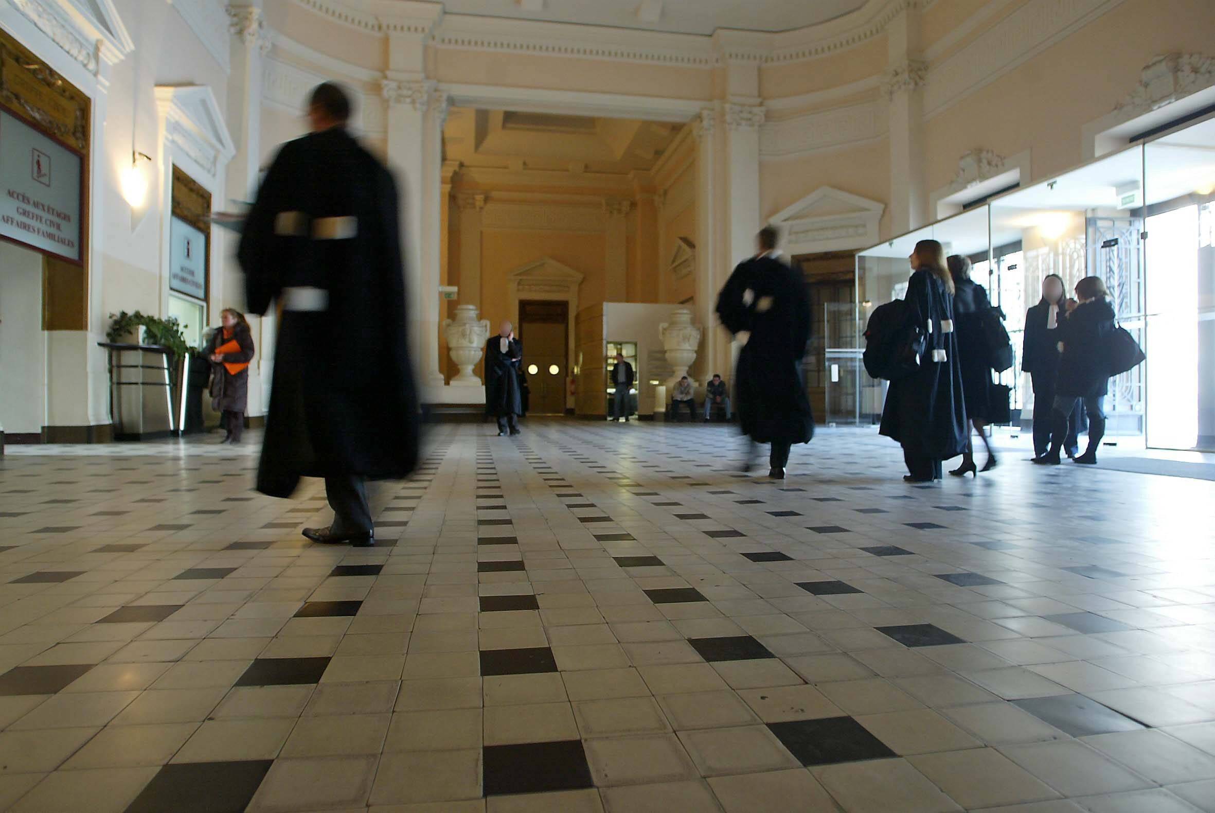 "Je lui ai mis un crochet et elle est tombée sur le canapé": un jeune homme condamné pour avoir frappé sa compagne avec des gants de boxe