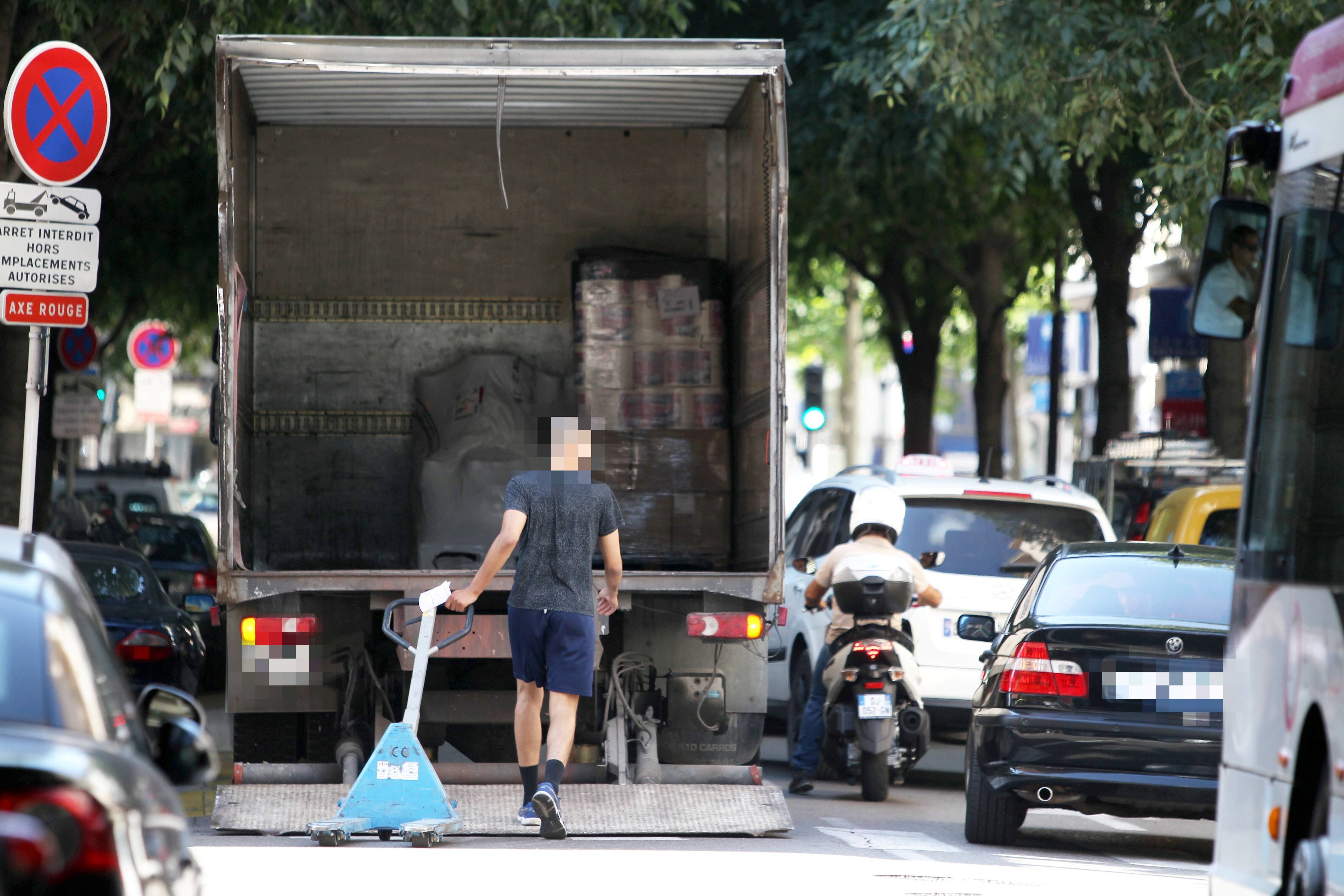 Contrôles policiers, PV... Ce qui va changer sur cet axe majeur d'Antibes pour en finir avec le stationnement en double file