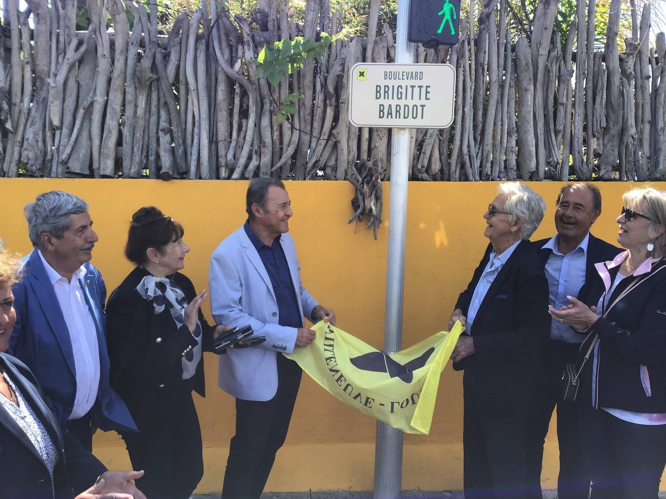 "Je vous envoie un feu d'artifice de baisers": Brigitte Bardot émue après qu'une commune du littoral donne son nom à un boulevard