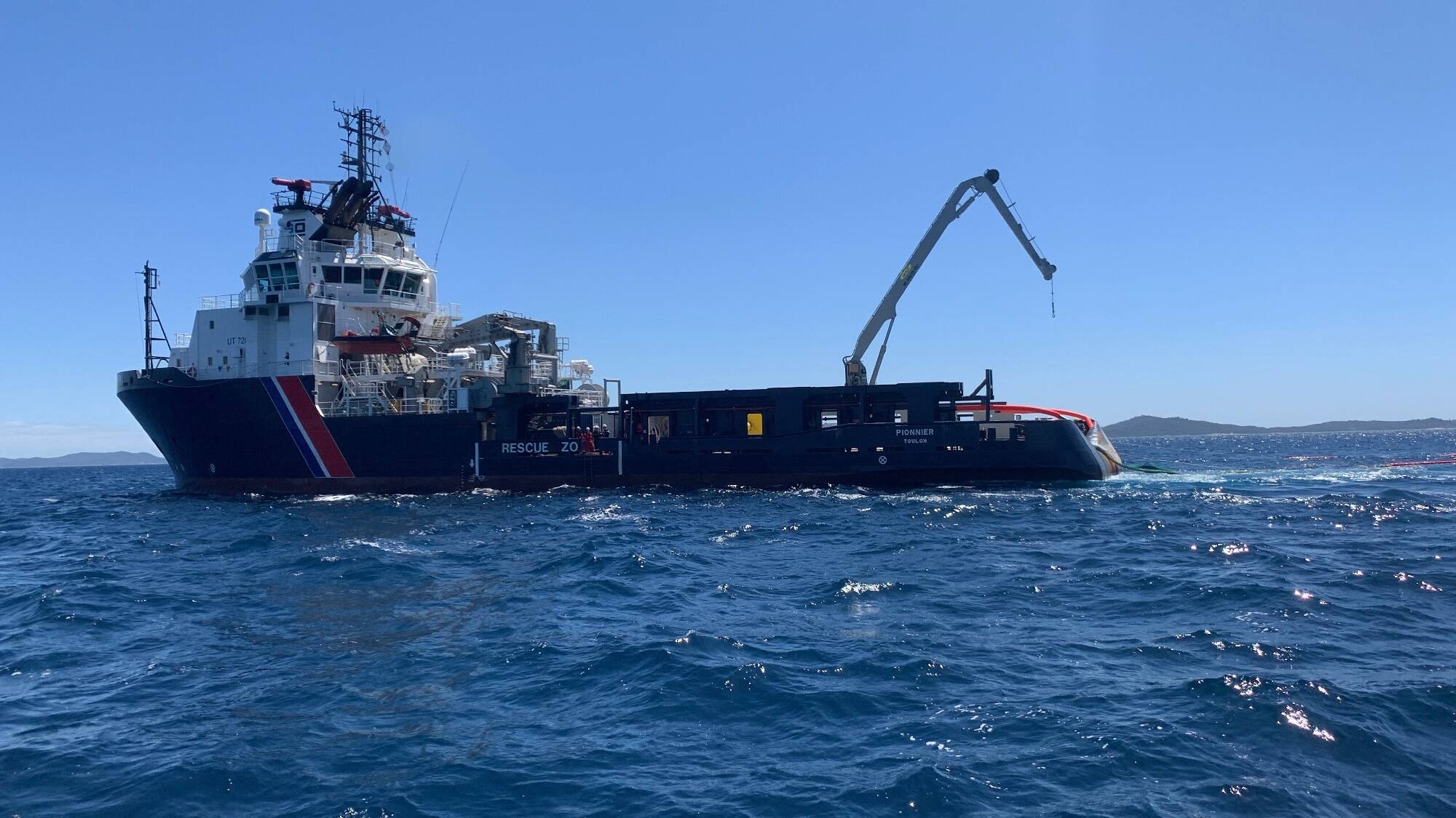 “French, Italian, and Monegasque Ships Work to Contain Hydrocarbon Spill in Hyères Harbor”