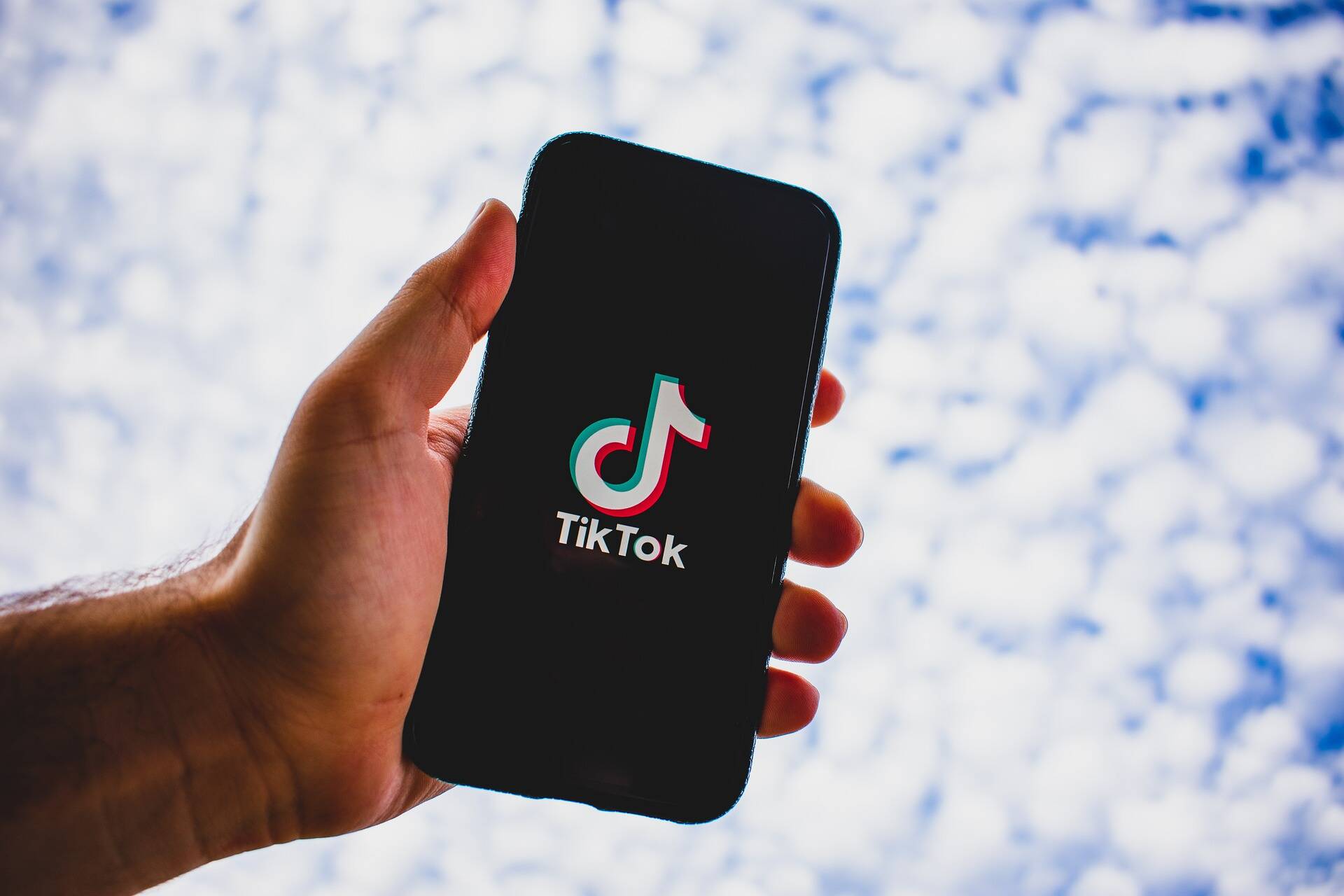 "TikTok arrive à vous cerner même si vous êtes passif": le cri d'alerte de cette journaliste qui a enquêté sur le réseau favori des ados