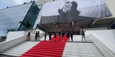 En images: l'affiche de la 76ème édition du Festival de Cannes a été hissée en haut du Palais