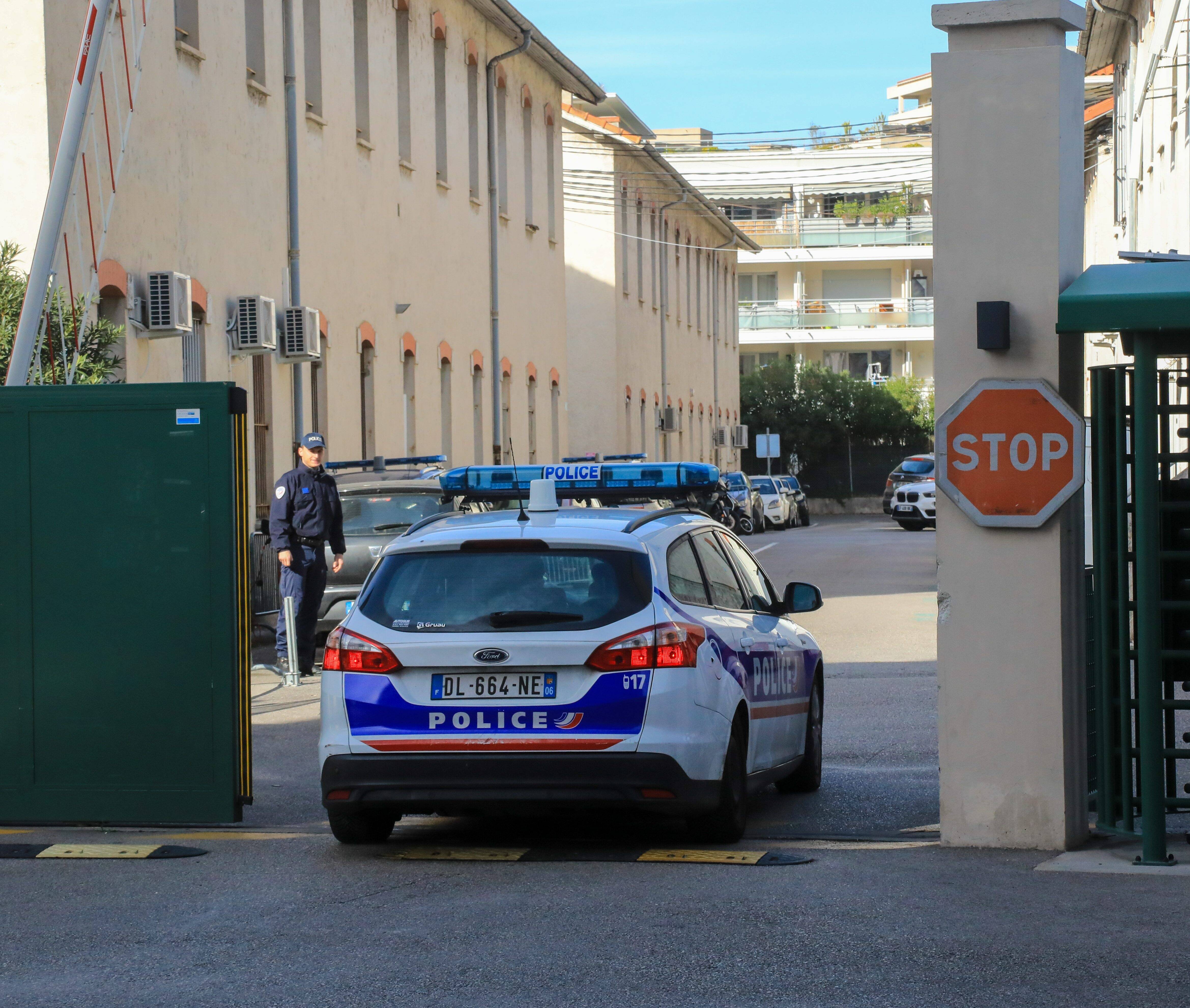 Il signale à tort deux morts dans une voiture... et s'en prend à celle des policiers