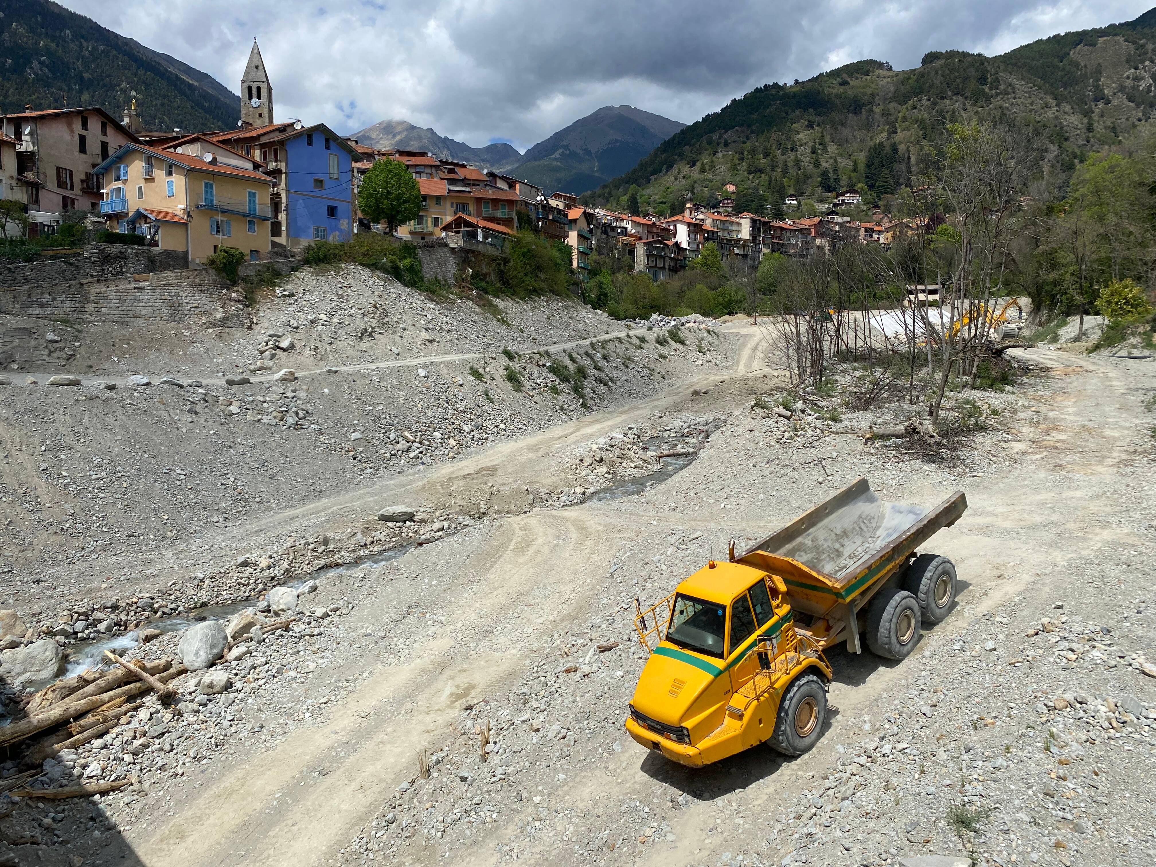 "Ils se foutent de la gueule du monde": que se passe-t-il réellement sur les chantiers de reconstruction dans les vallées après la tempête Alex